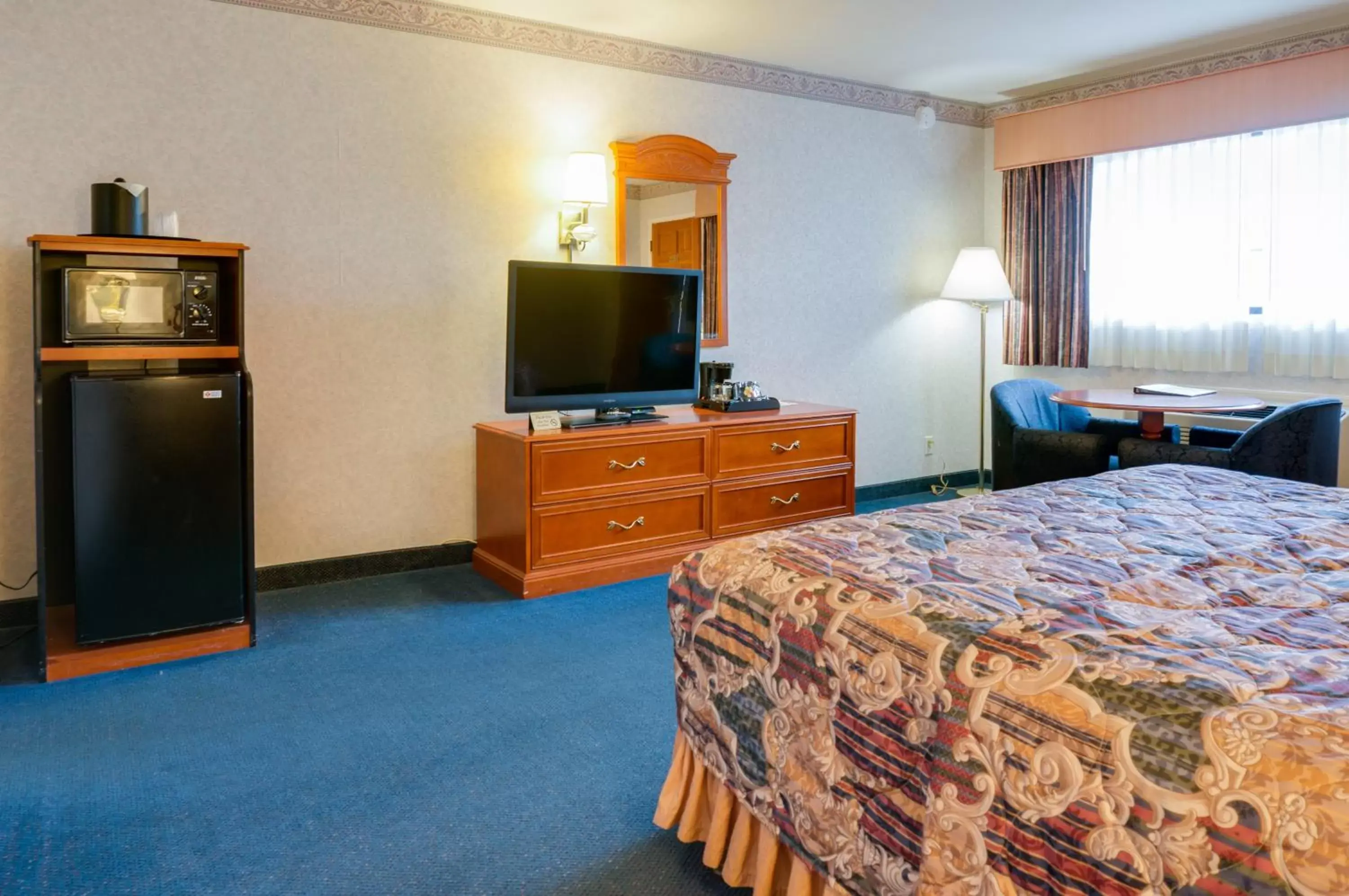 Bed, TV/Entertainment Center in Nob Hill Motor Inn