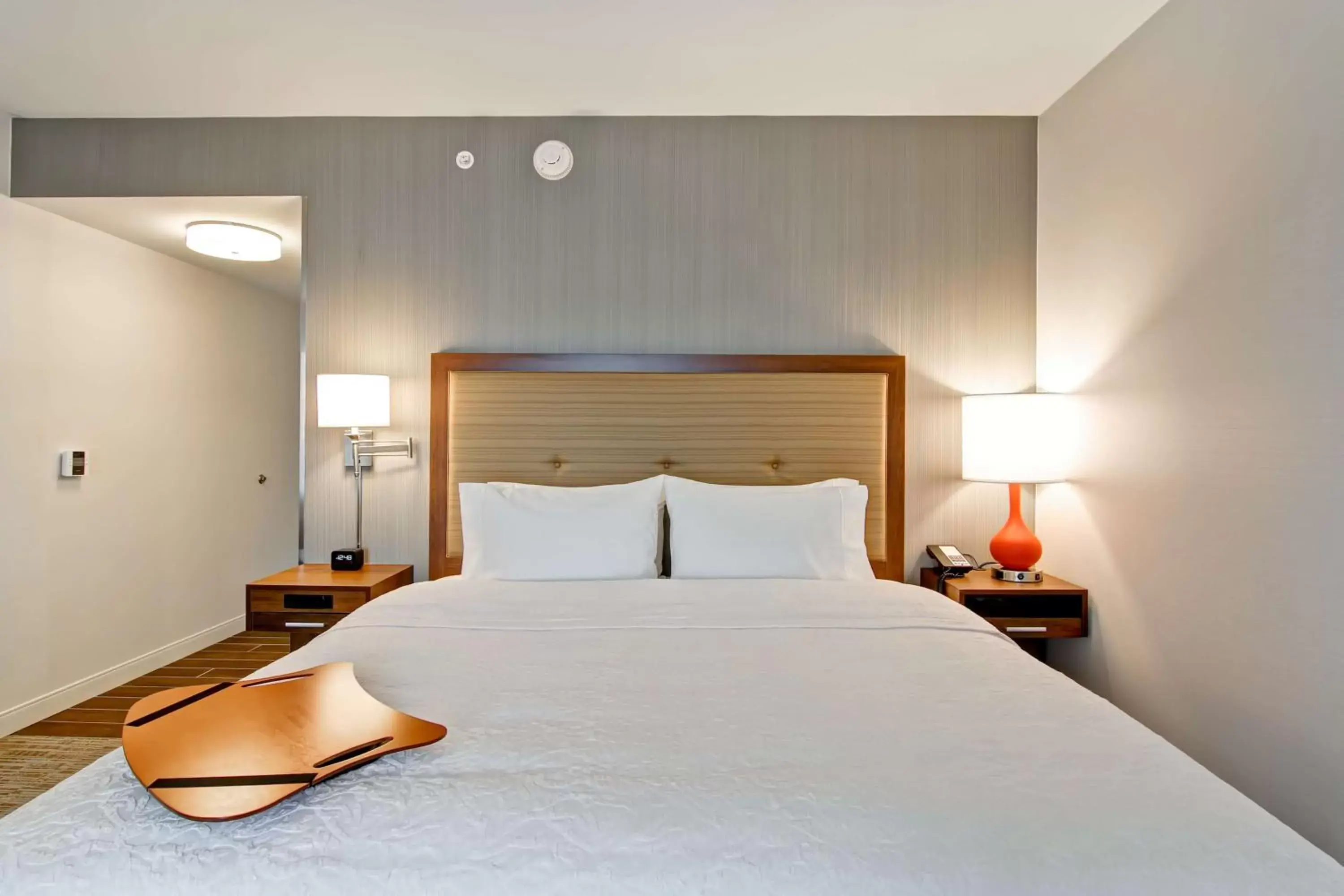 Bed in Hampton Inn & Suites Detroit/Troy Bed in Hampton Inn & Suites Detroit/Troy