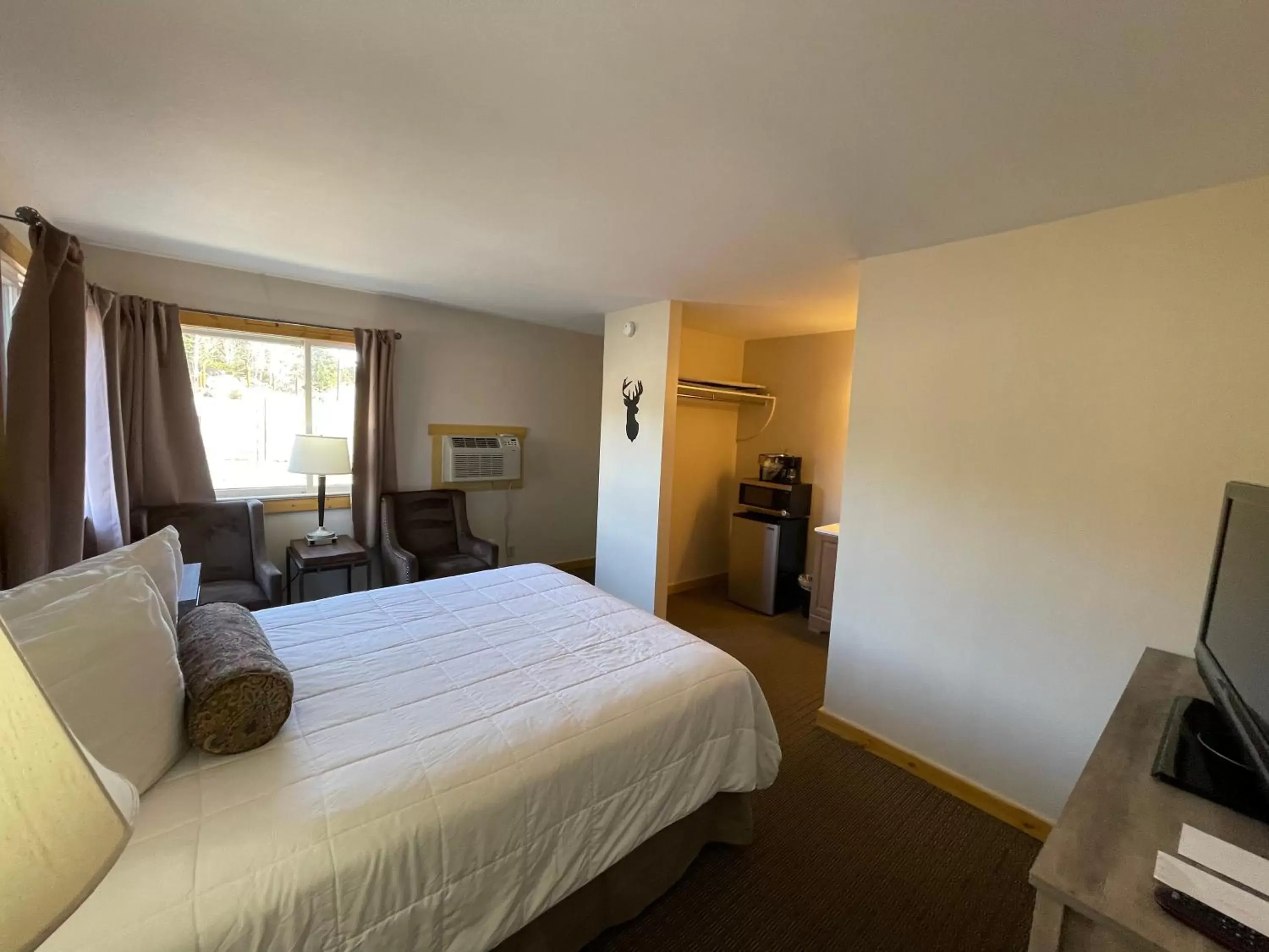 Bedroom, Bed in Estes Mountain Inn