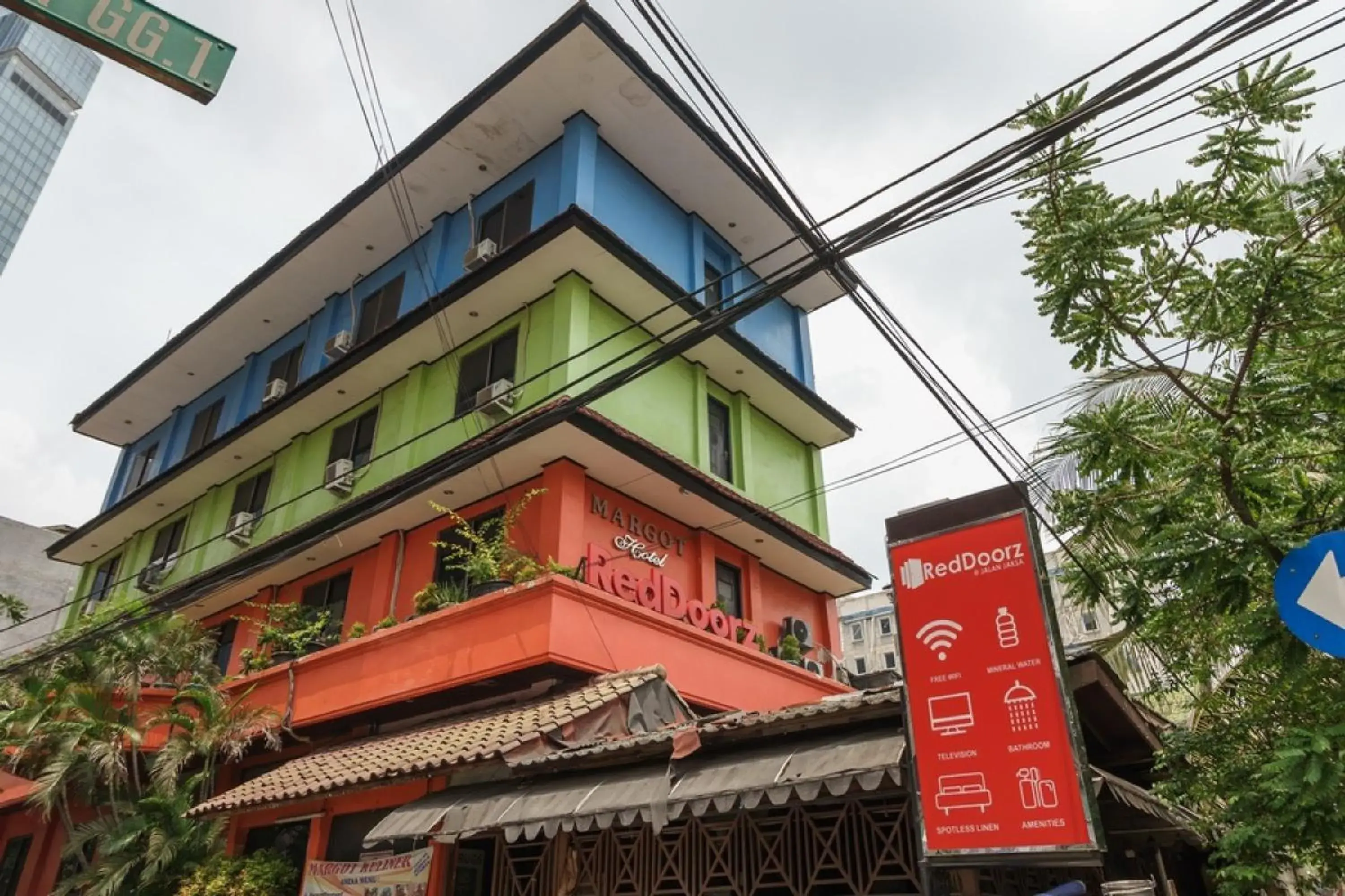 Facade/entrance, Property Building in RedDoorz @ Jalan Jaksa