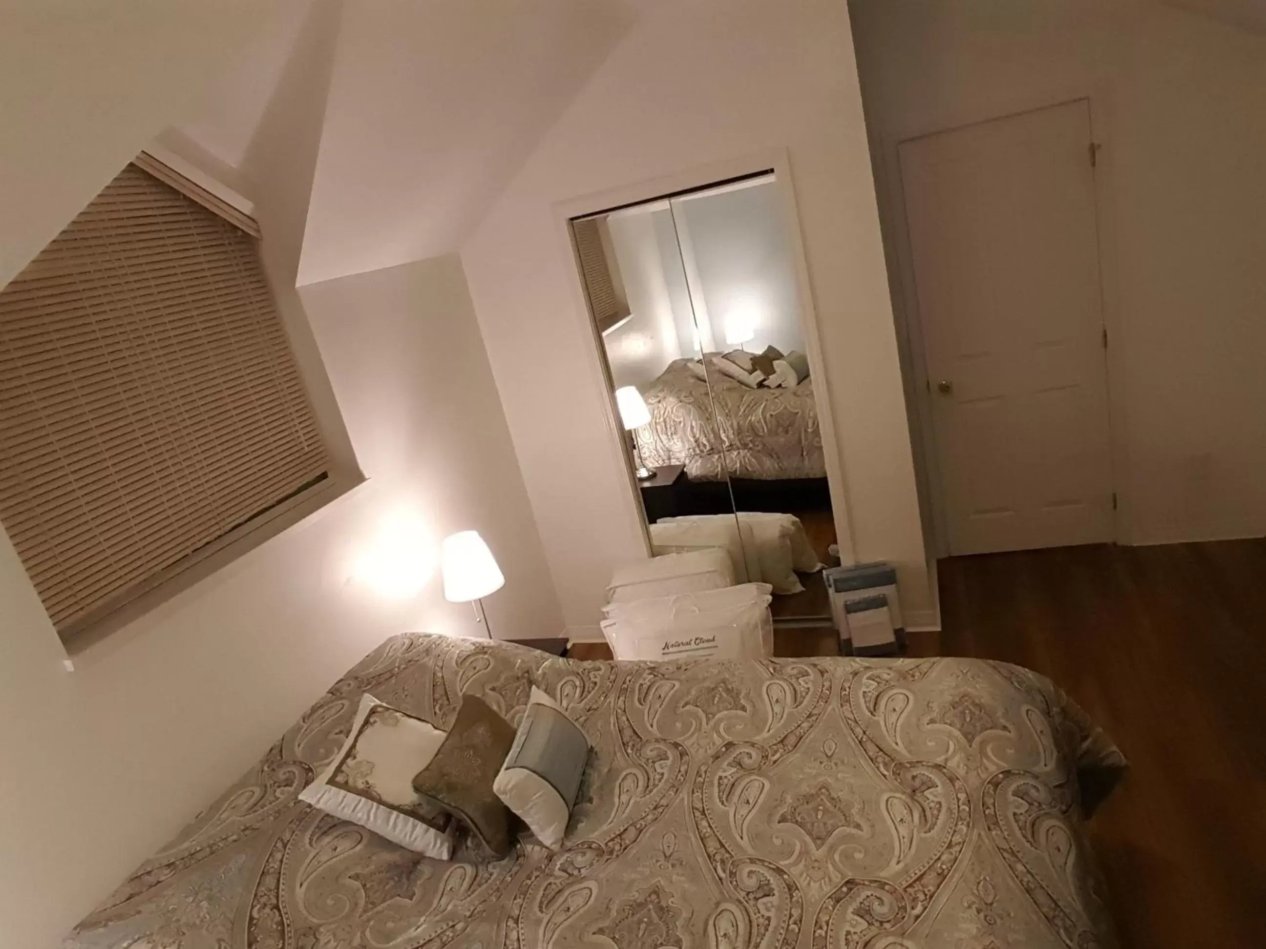 Bedroom, Bed in Emperial Suites