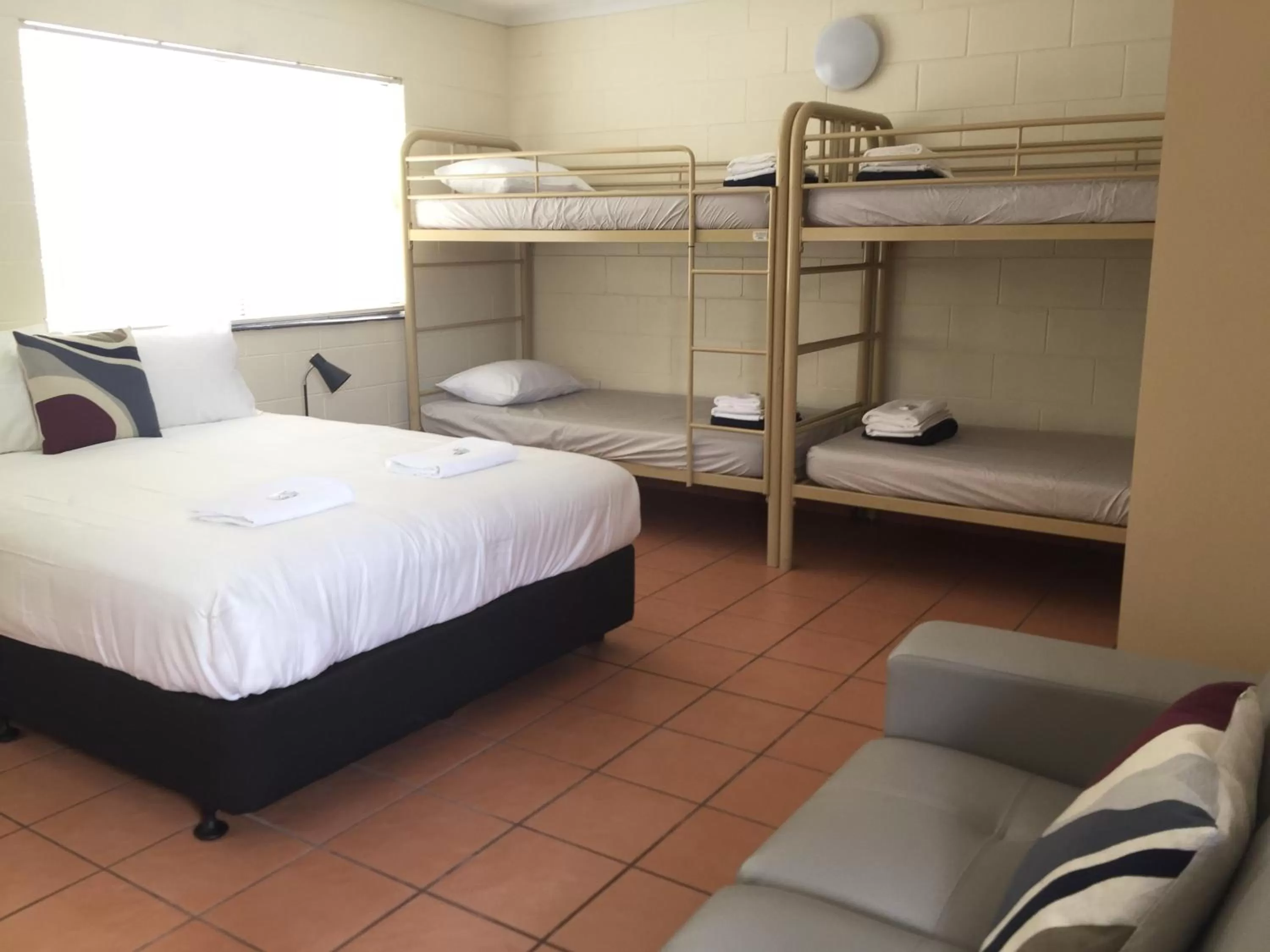 Bedroom, Bed in Lake Central Cairns