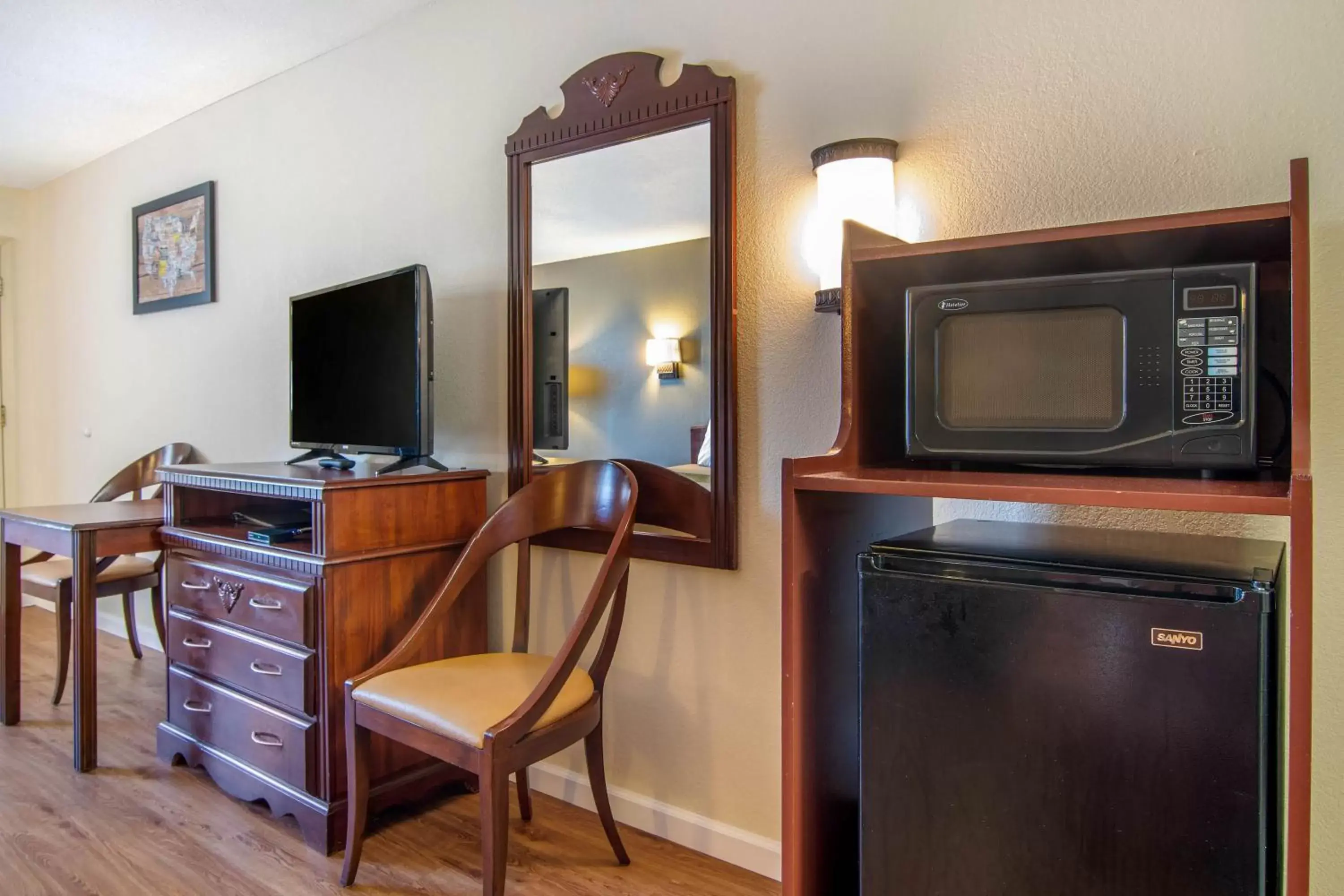 TV and multimedia, TV/Entertainment Center in Econo Lodge Inn & Suites