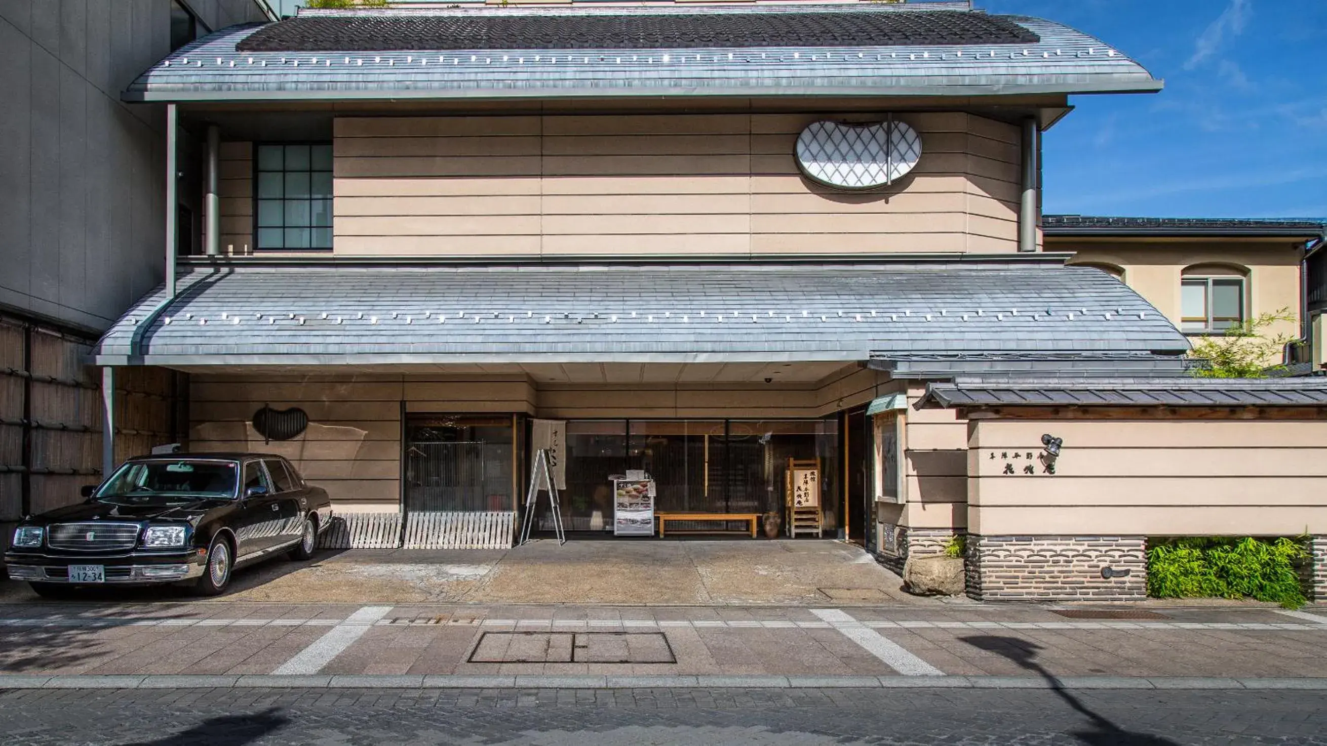 Property building, Facade/Entrance in Honjin Hiranoya Kachoan