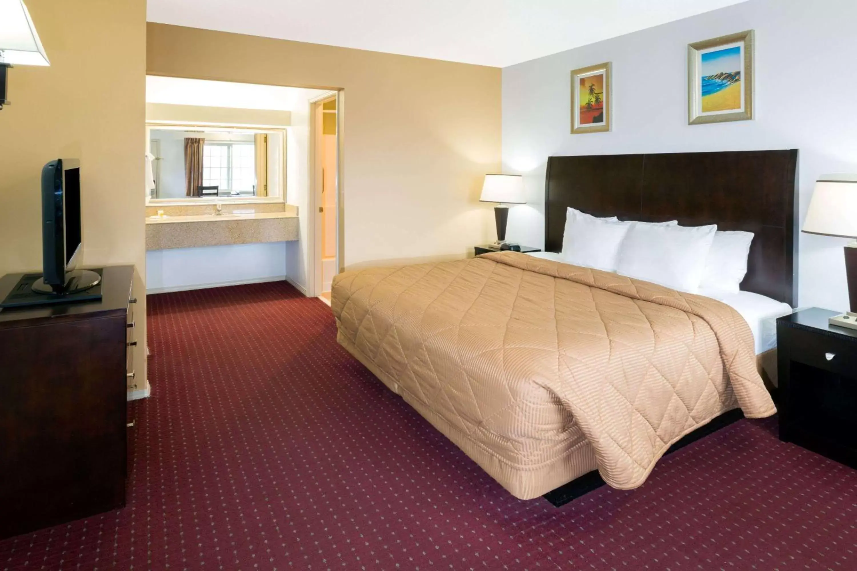 Photo of the whole room, Bed in Days Inn by Wyndham Newport OR