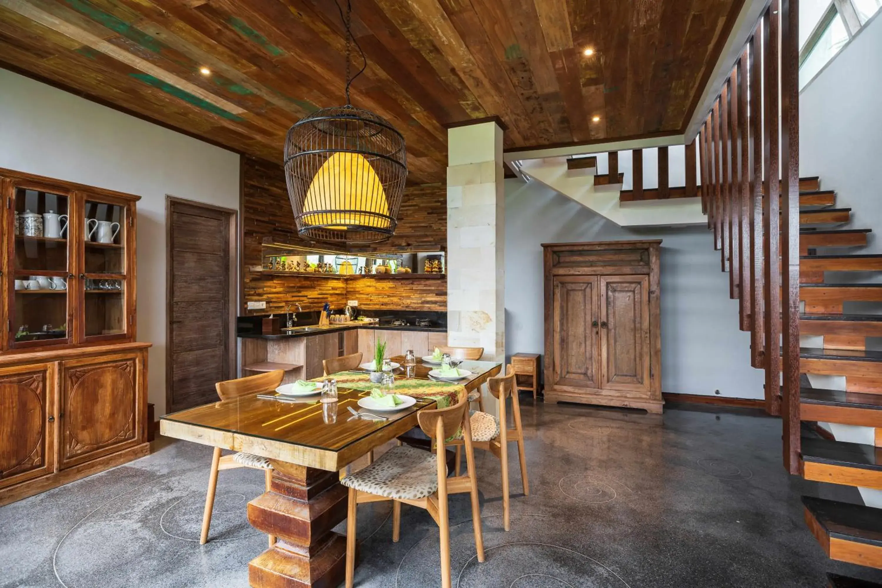 Kitchen or kitchenette, Dining Area in Aryaswara Villa Ubud