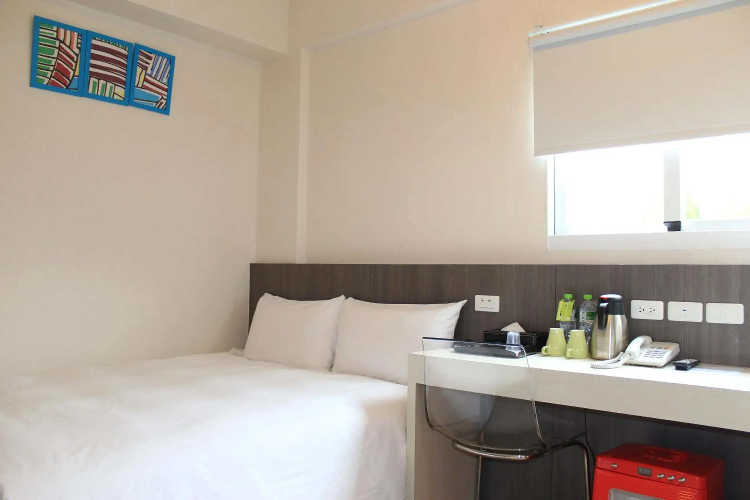 Property building, Bed in Sunnyside Hotel
