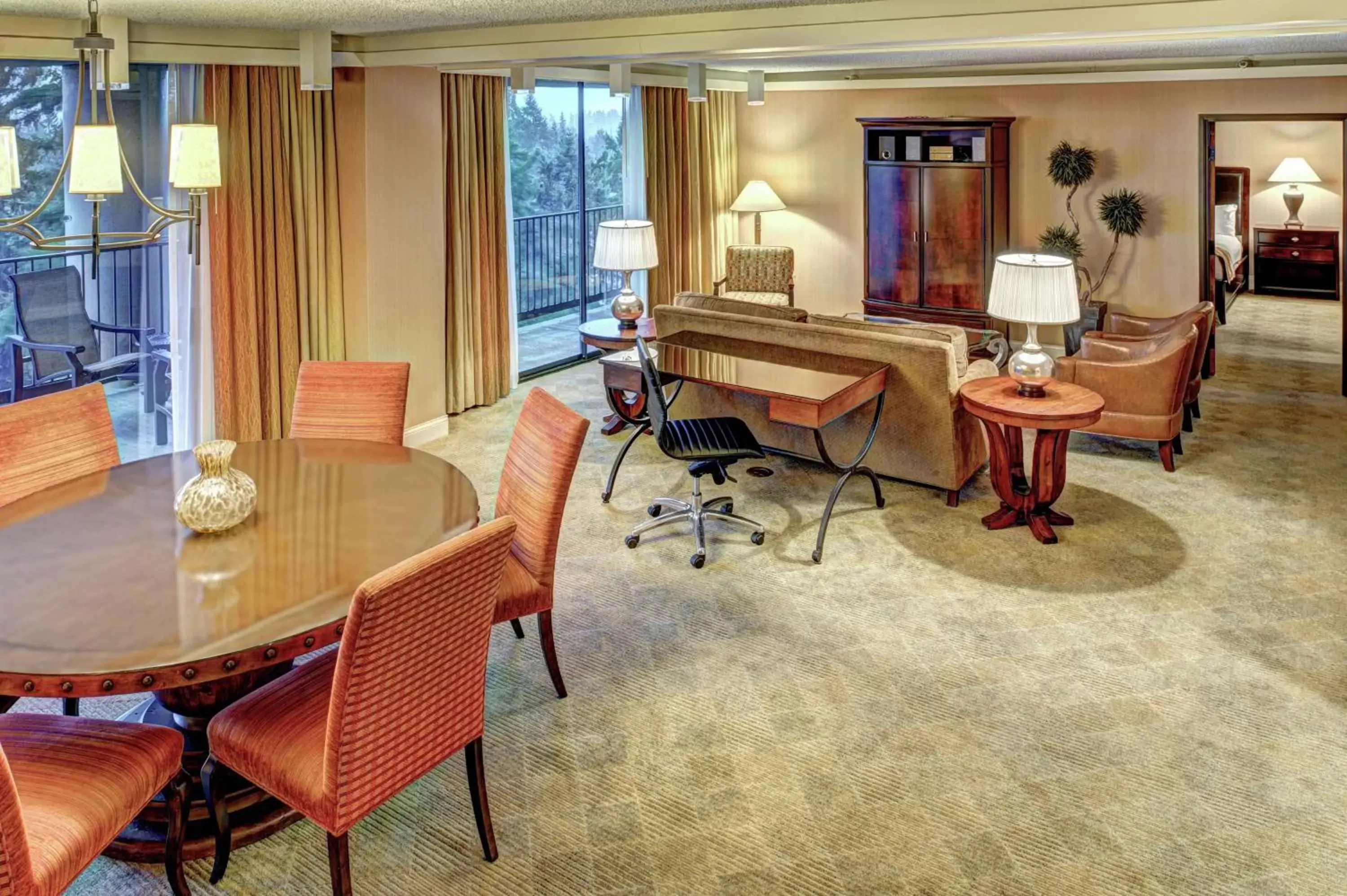 Living room, Dining Area in DoubleTree by Hilton Seattle Airport