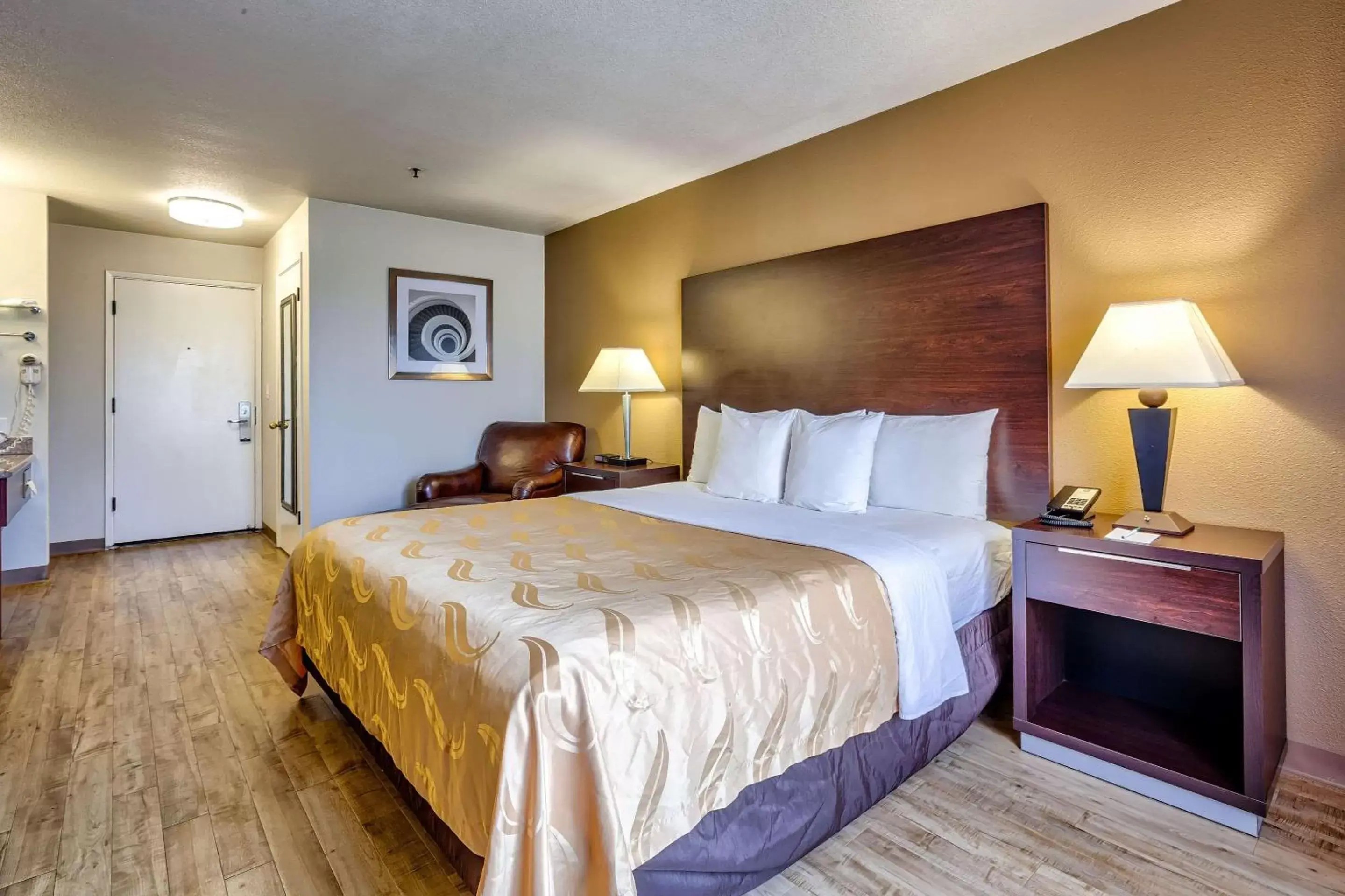 Photo of the whole room, Bed in Quality Inn near Six Flags Discovery Kingdom-Napa Valley