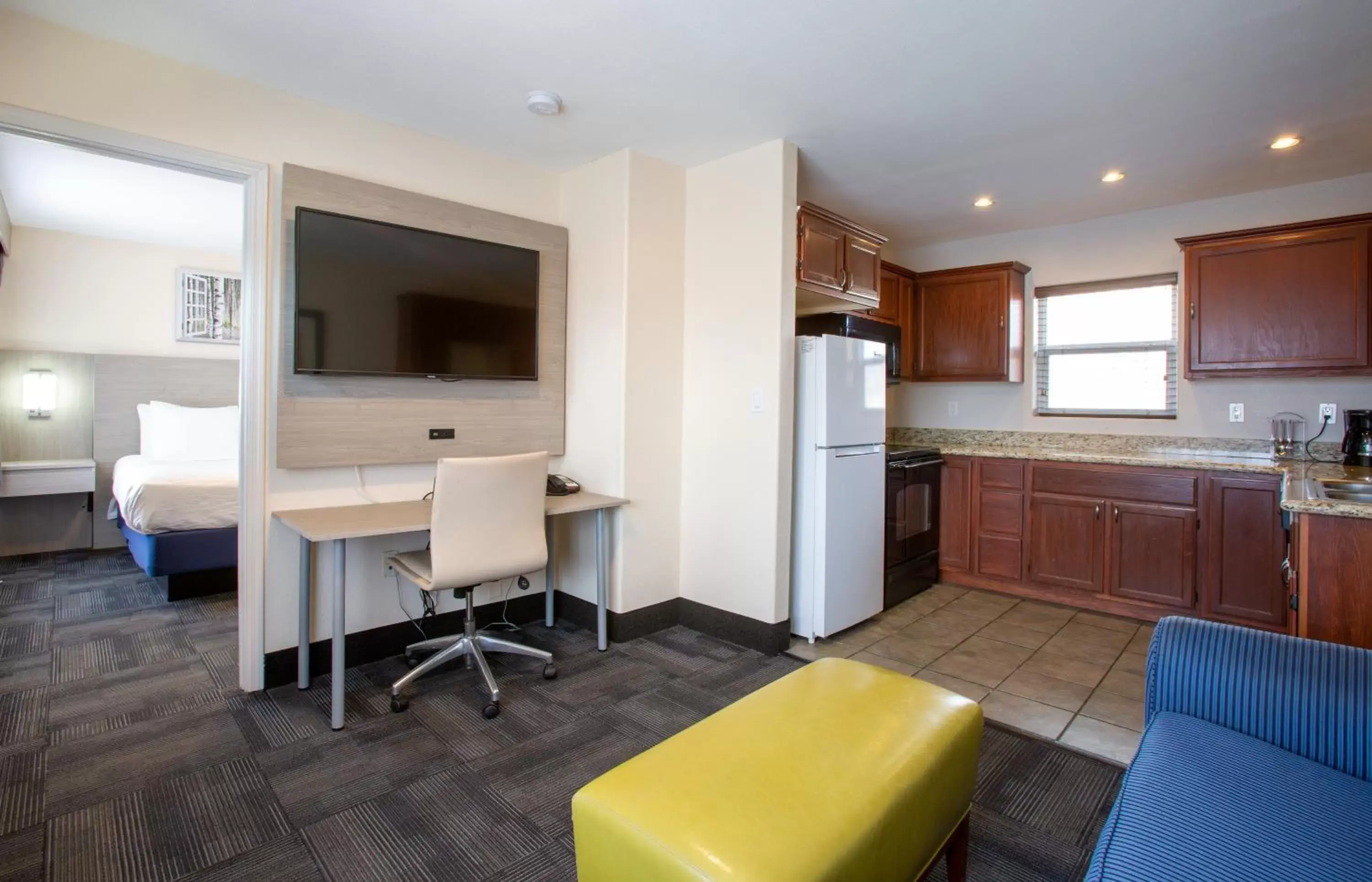 Photo of the whole room, Kitchen/Kitchenette in Hotel Aspen Flagstaff/ Grand Canyon InnSuites