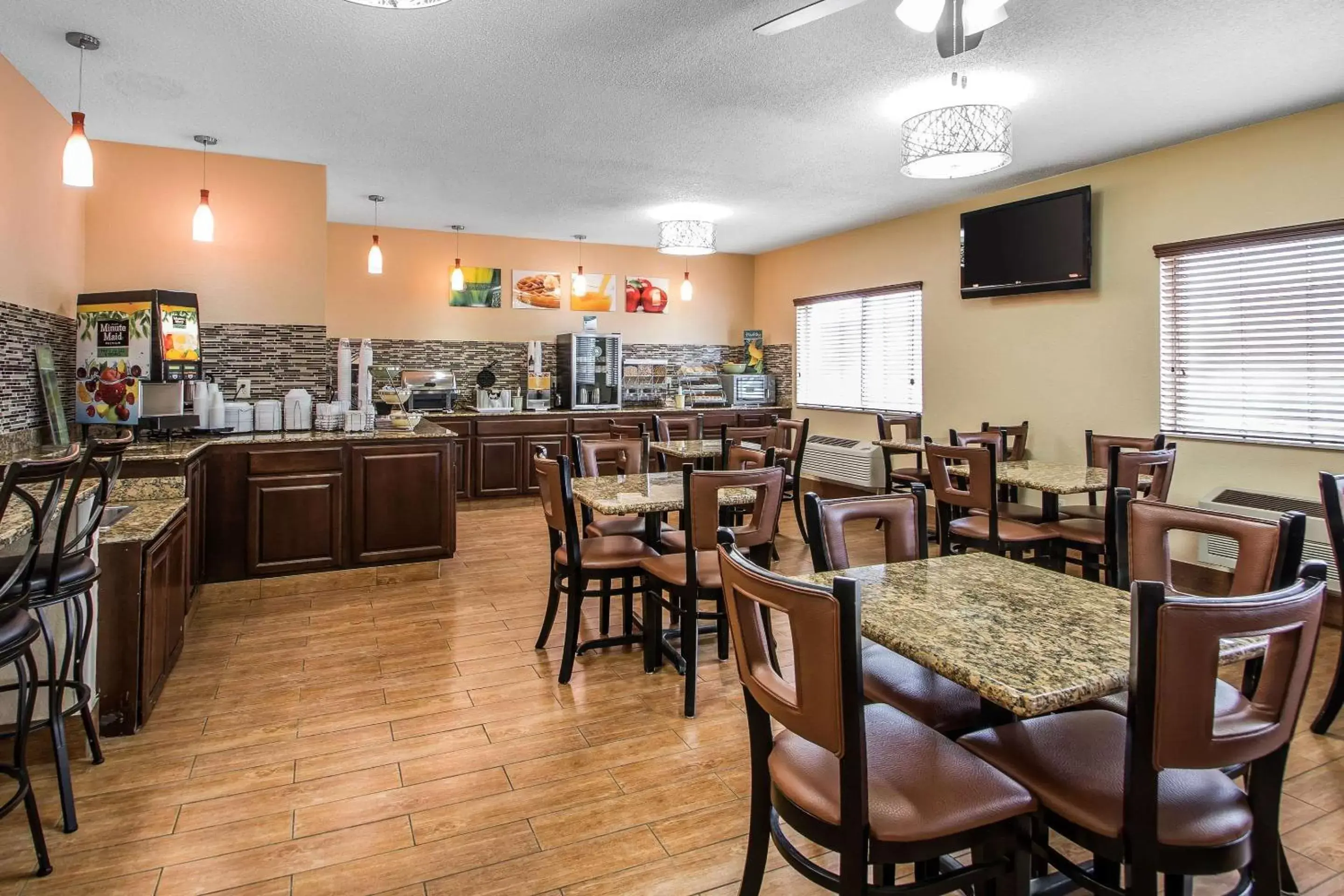 Restaurant/places to eat in Quality Inn Dubuque on Hwy 20 Restaurant/places to eat in Quality Inn Dubuque on Hwy 20