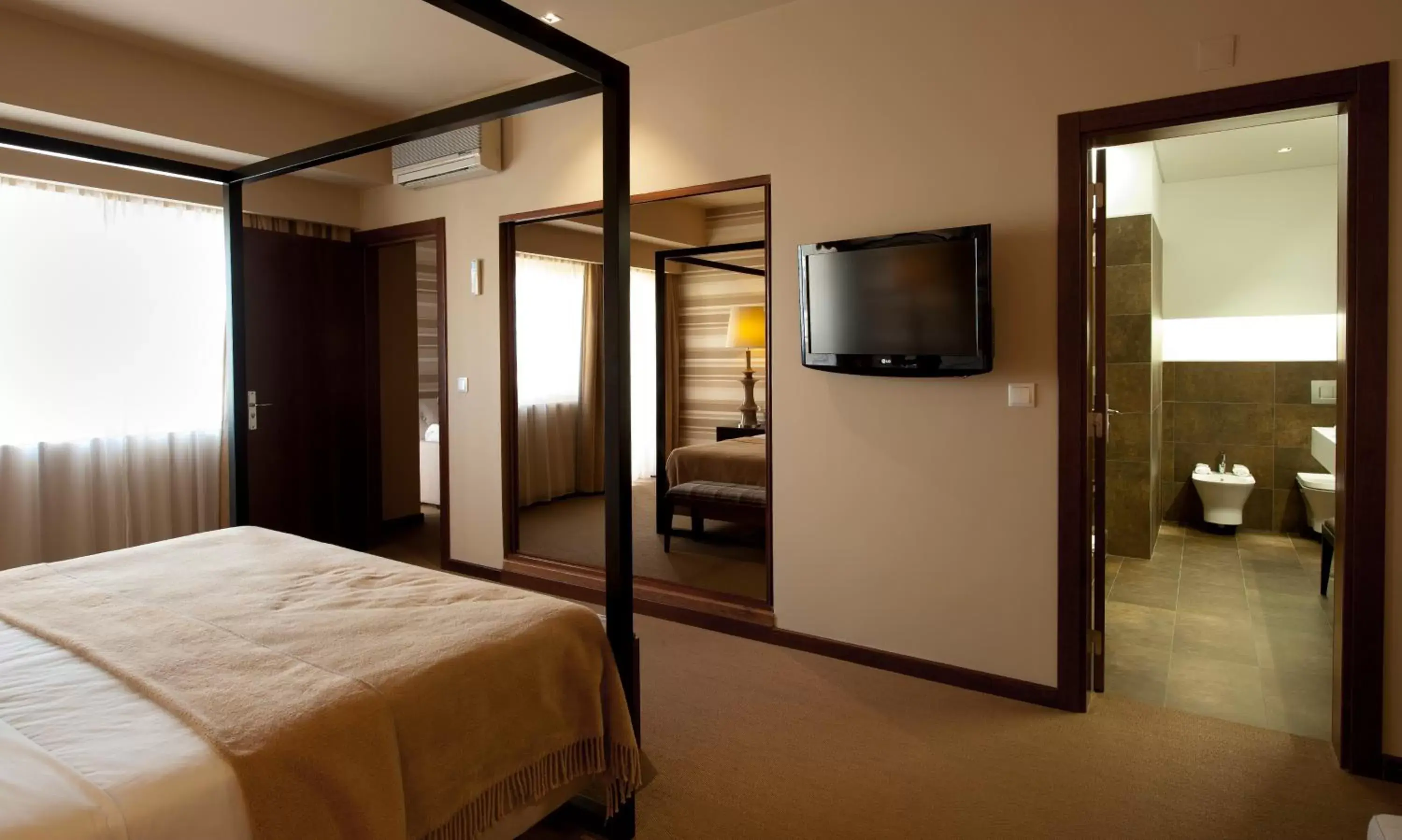 Bedroom, TV/Entertainment Center in Grande Hotel De Luso