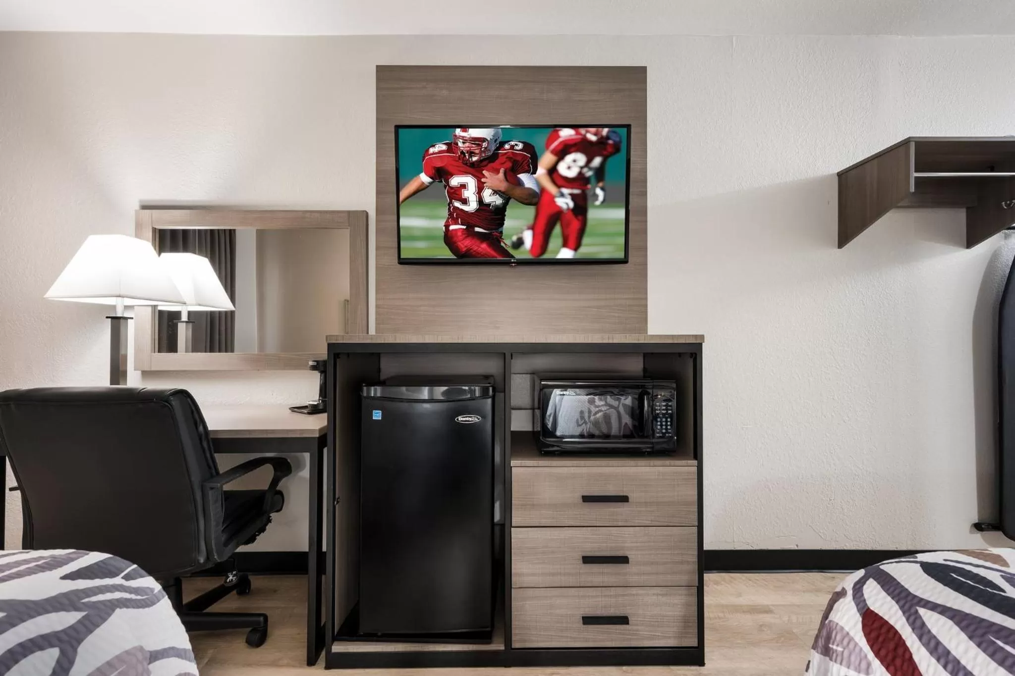 Photo of the whole room, Bed in Red Roof Inn Birmingham South