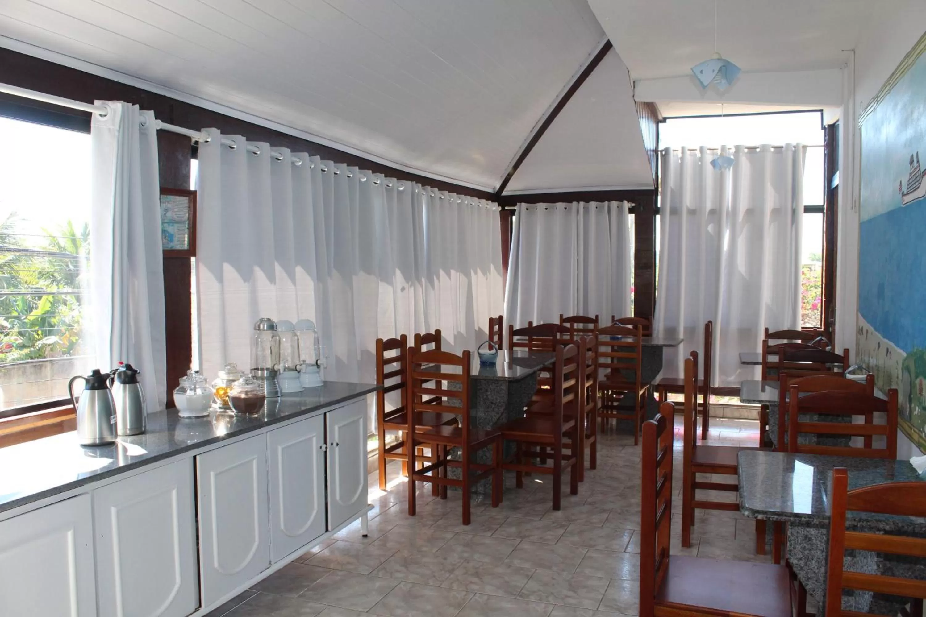 Restaurant/Places to Eat in Pousada Recanto Das Emerências