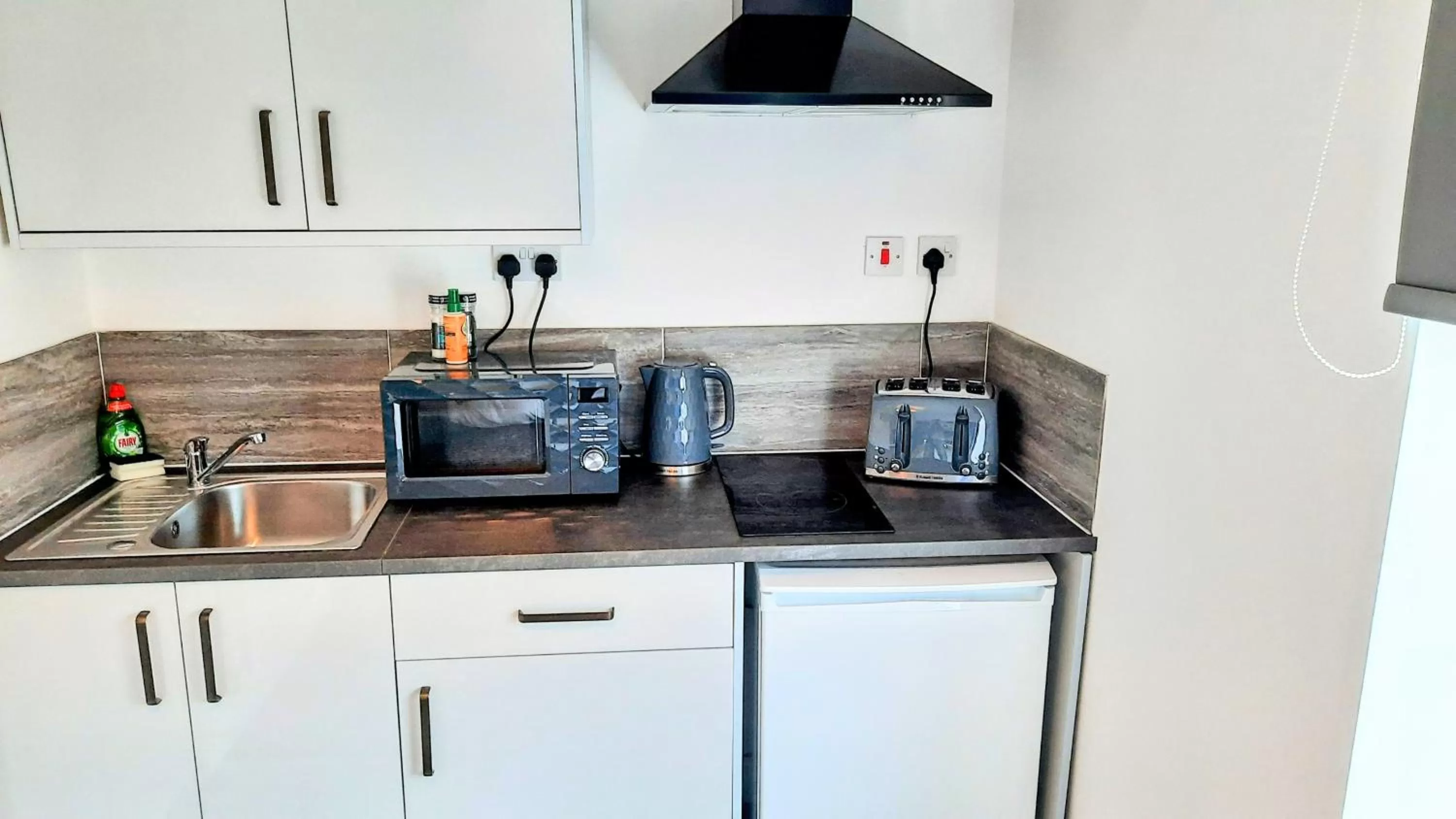 Kitchen or kitchenette, Kitchen/Kitchenette in Burford Road - Stay. Sleep. Rest.