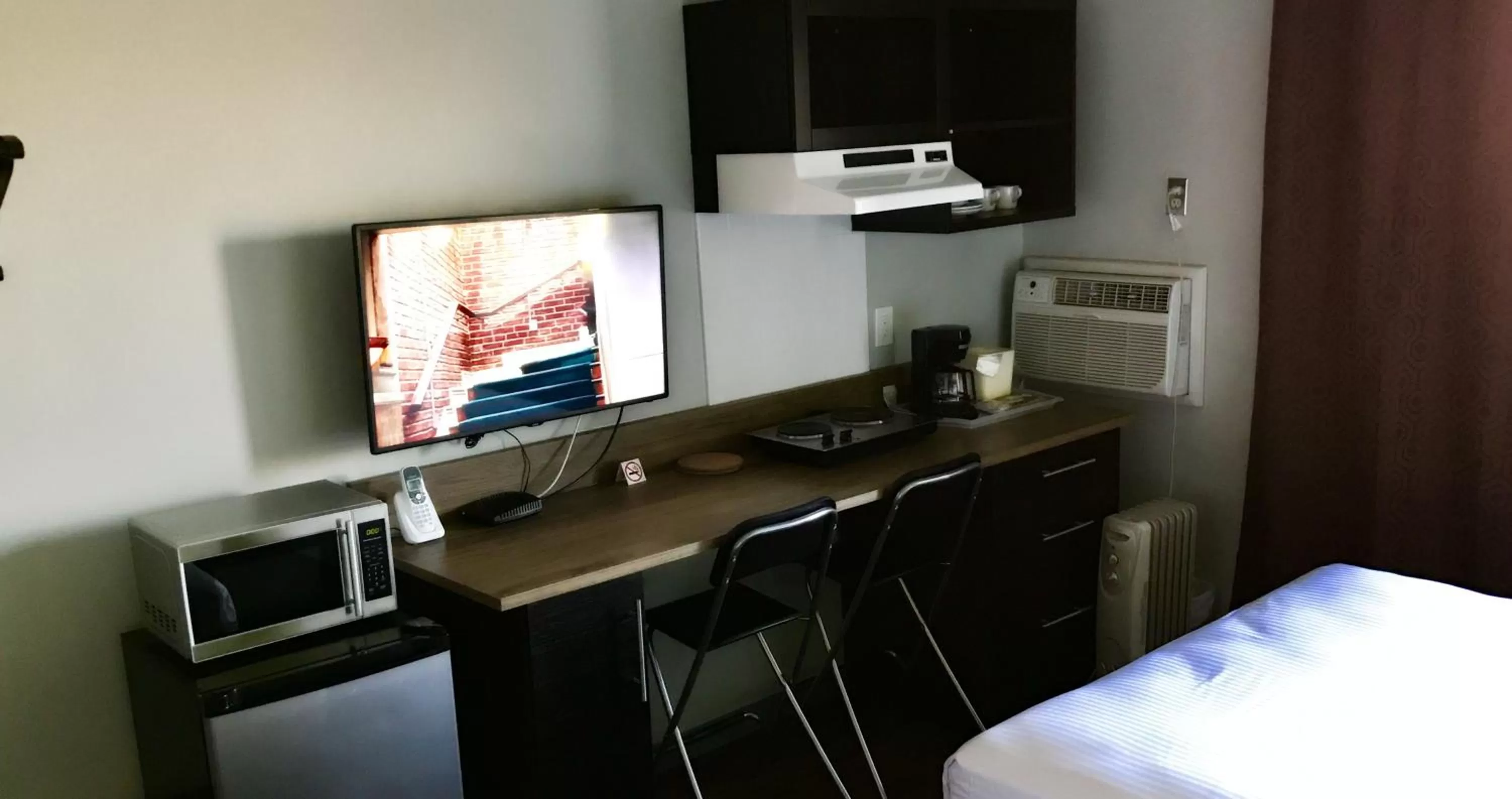 Kitchen or kitchenette in Home Away Inn