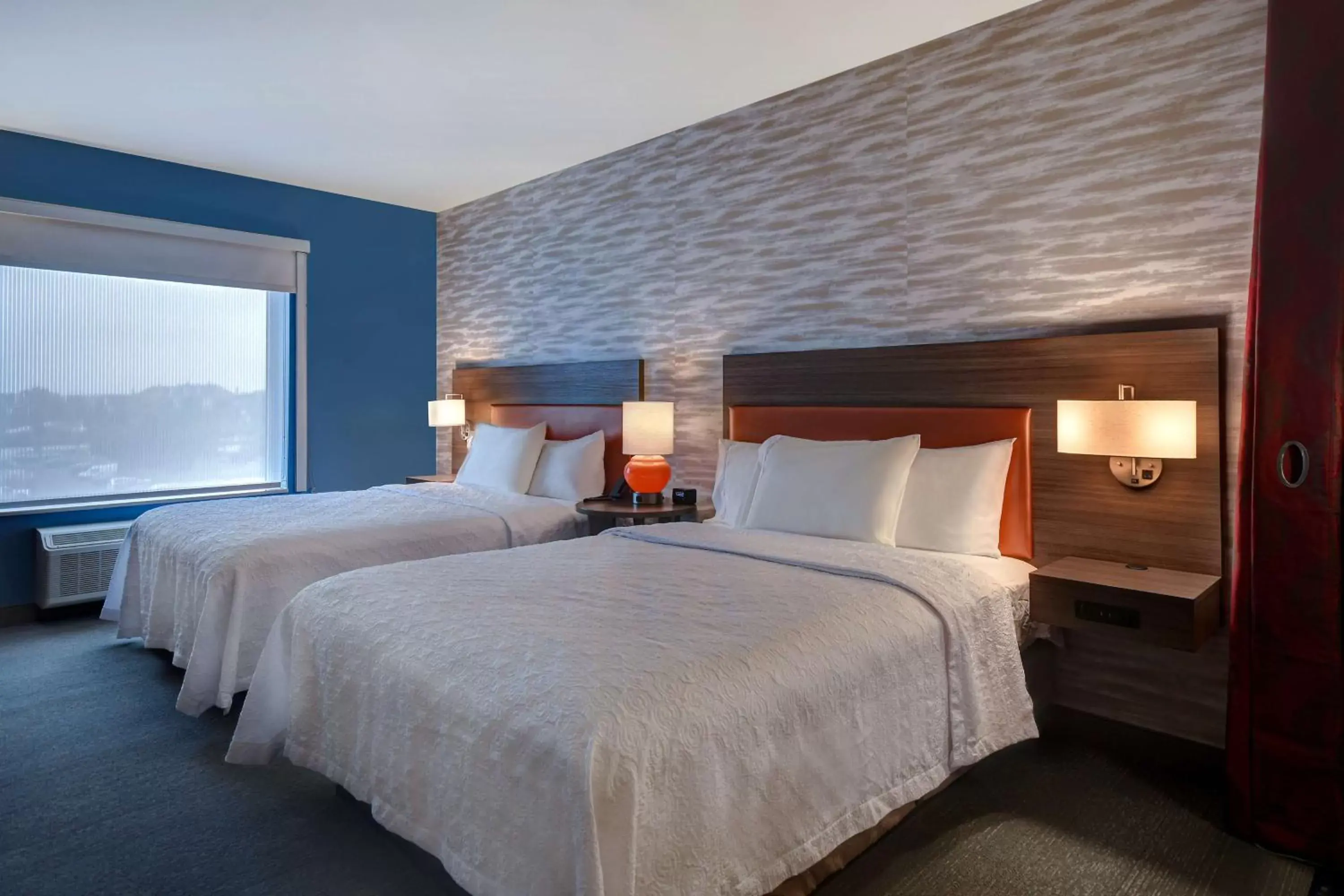 Bed in Home2 Suites By Hilton Detroit-Troy, Mi