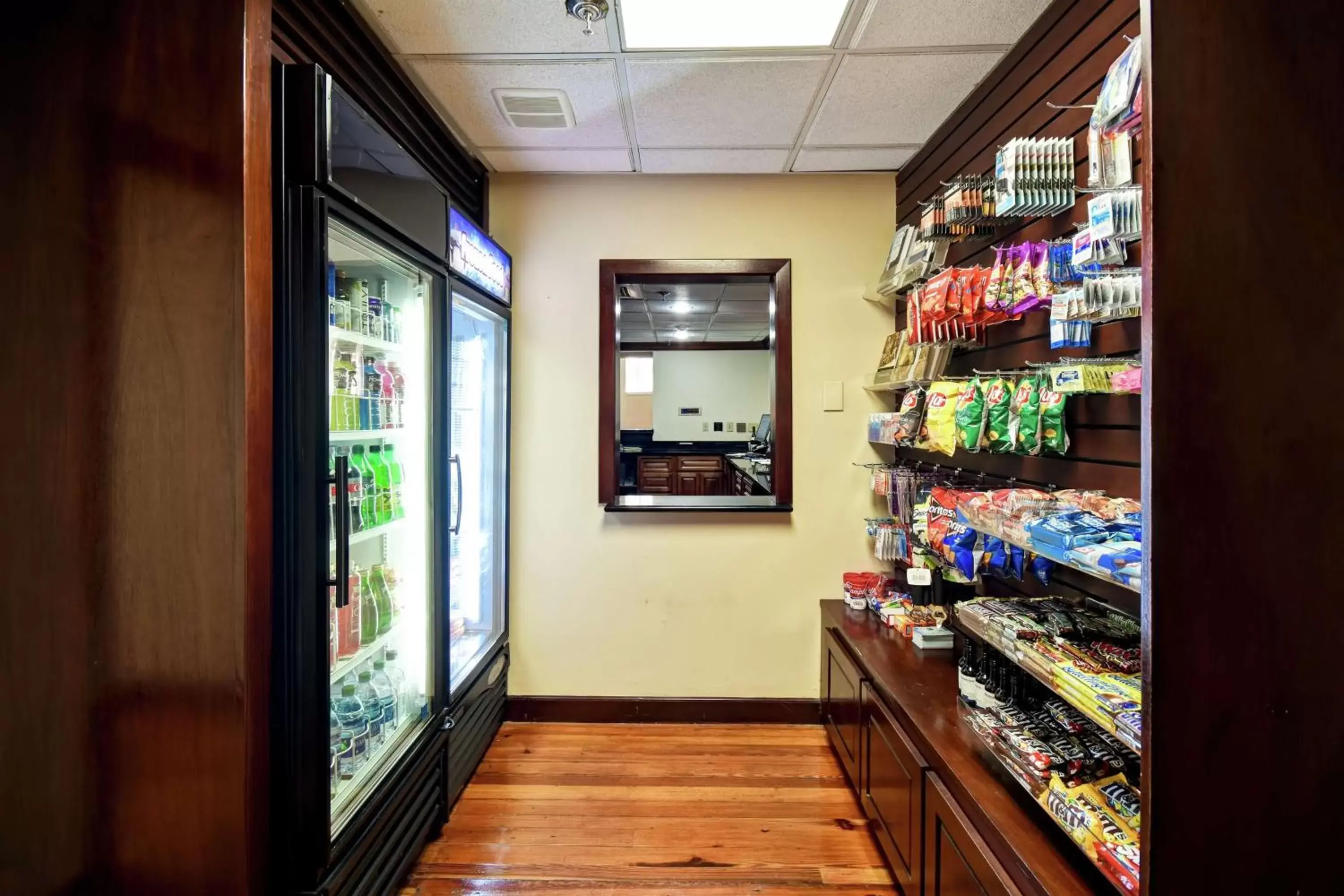 Dining area, Supermarket/Shops in Embassy Suites Charleston - Historic District