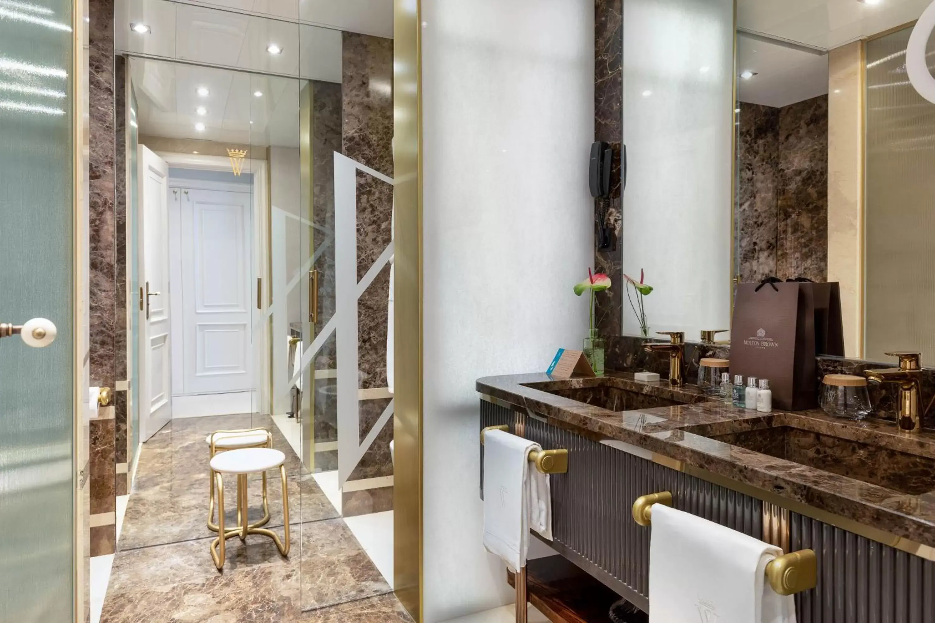 Bathroom, Kitchen/Kitchenette in Wellington Hotel & Spa Madrid