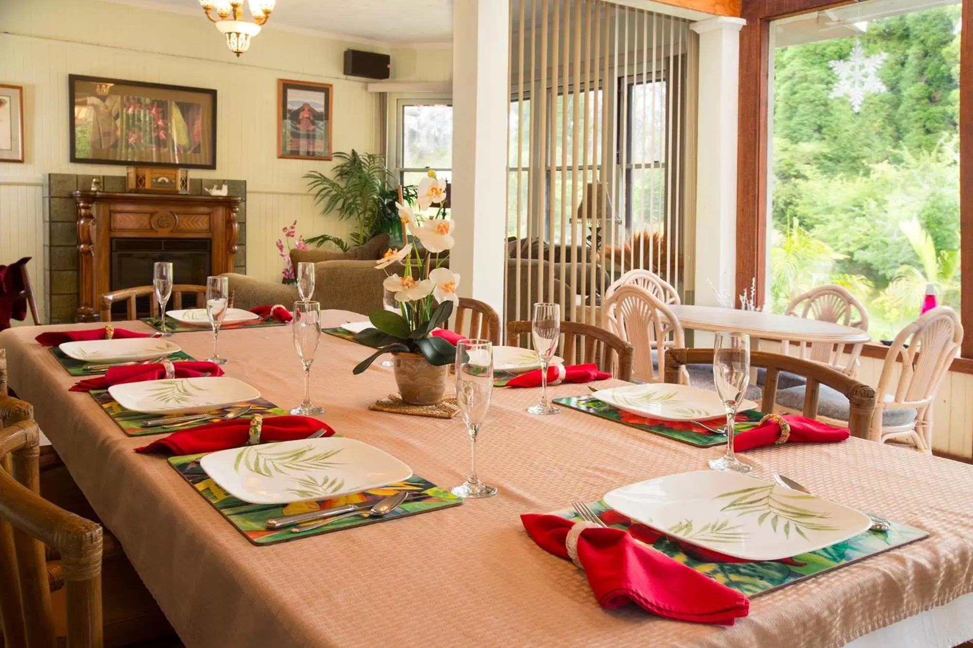 Property building, Restaurant/Places to Eat in Aloha Junction Guest House - 5 min from Hawaii Volcanoes National Park