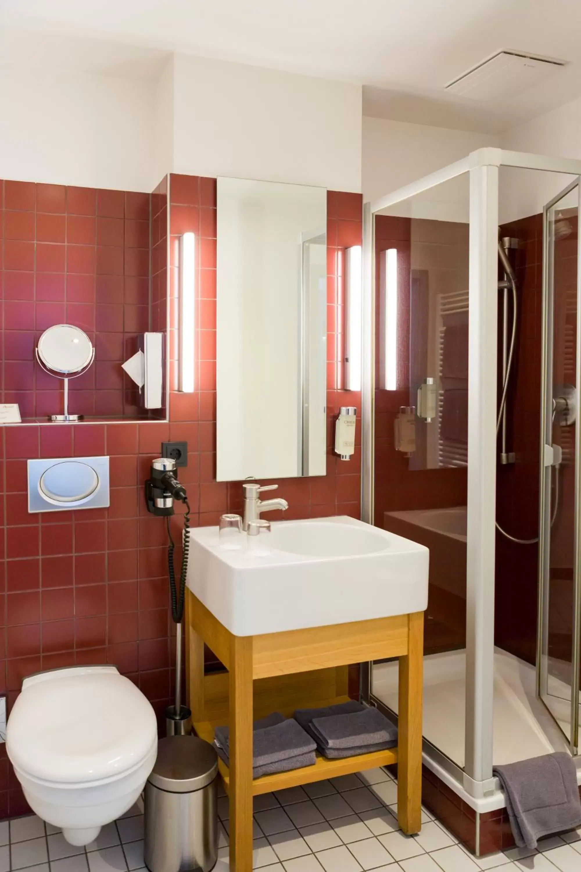 Shower, Bathroom in Auszeit Hotel Düsseldorf - das Frühstückshotel - Partner of SORAT Hotels