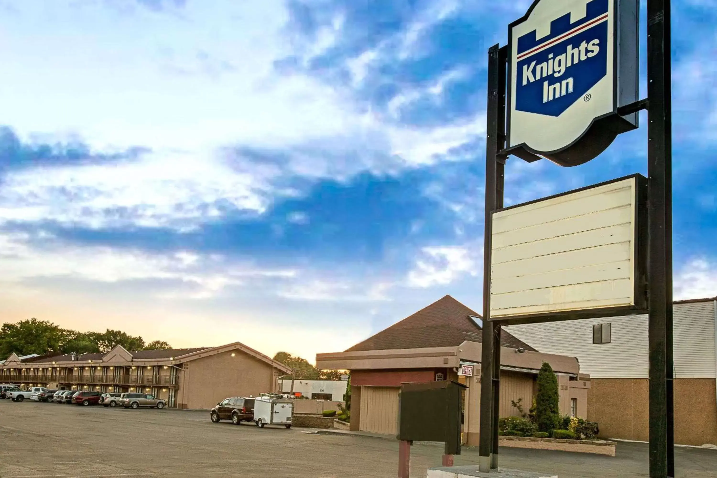 Property Building in Knights Inn South Hackensack Motel