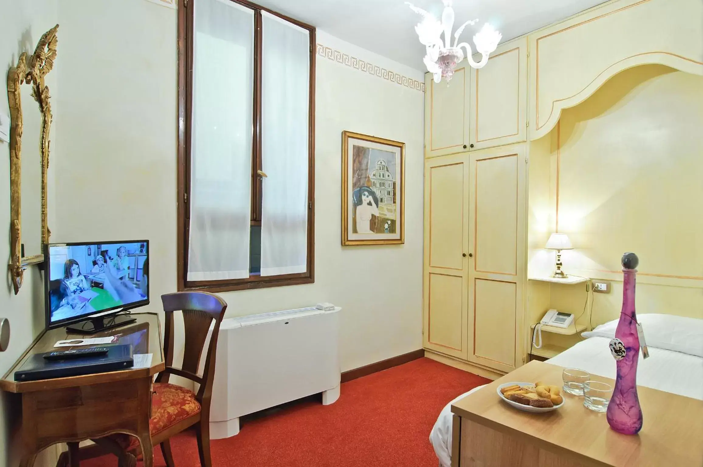 Bedroom, TV/Entertainment Center in Hotel La Fenice et Des Artistes