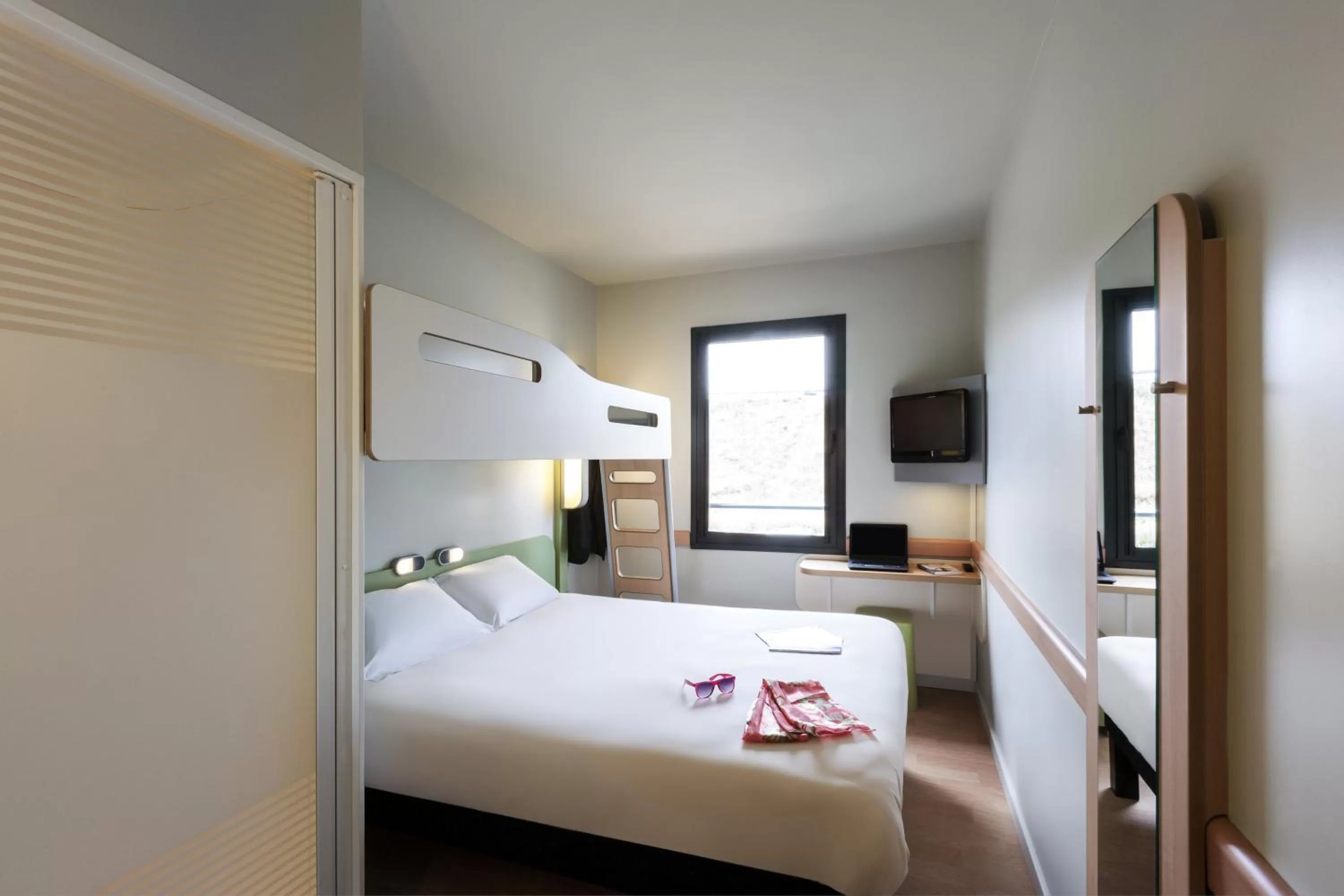 Photo of the whole room, Bed in ibis budget Bordeaux Centre Bastide