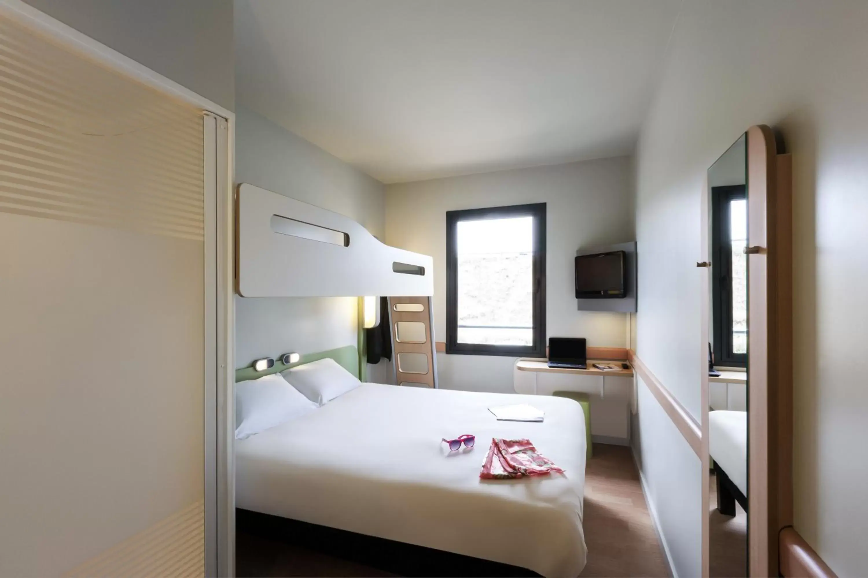 Photo of the whole room in ibis budget Bordeaux Centre Bastide