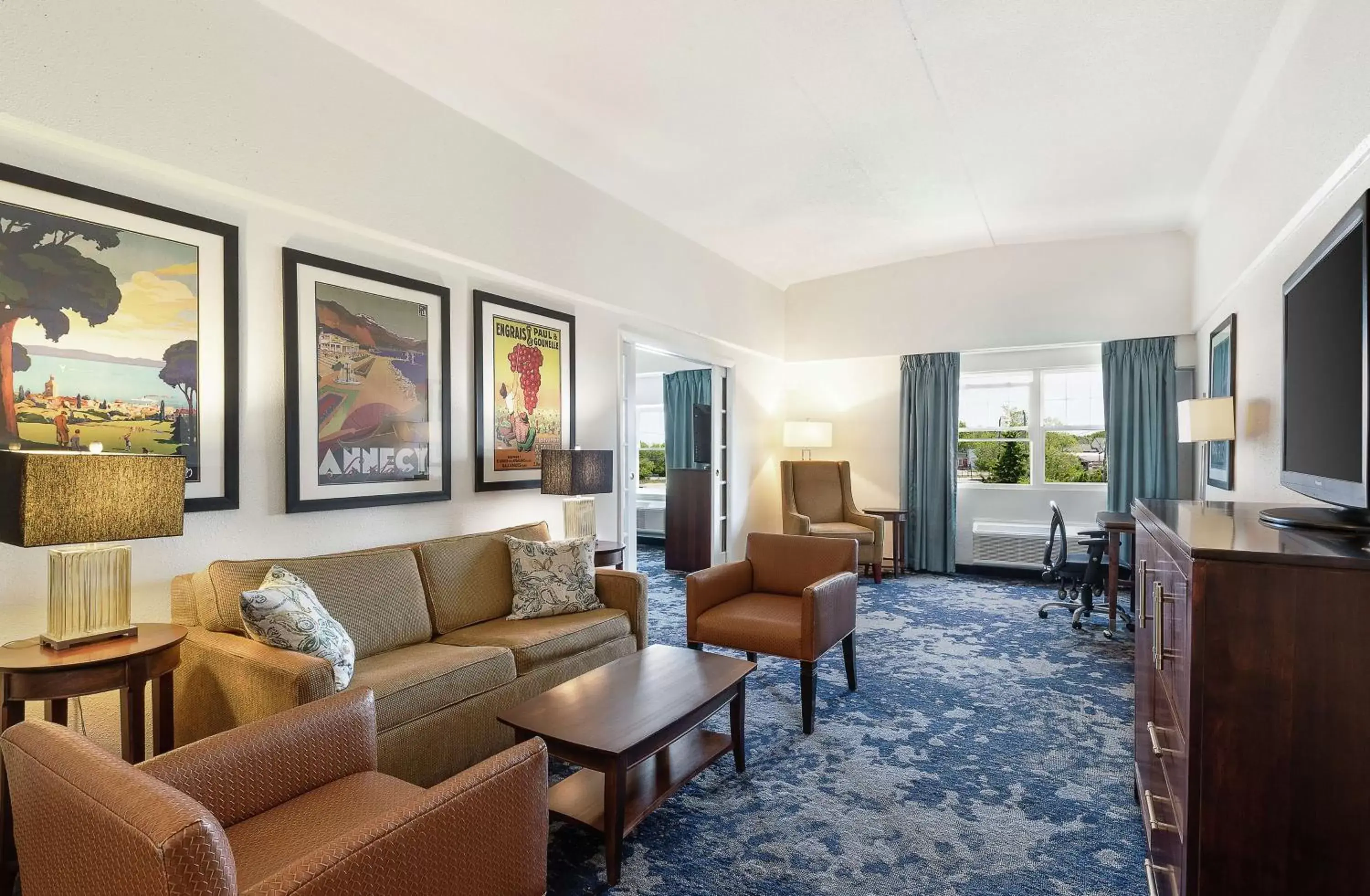 Living room, Seating Area in DoubleTree by Hilton Cape Cod - Hyannis