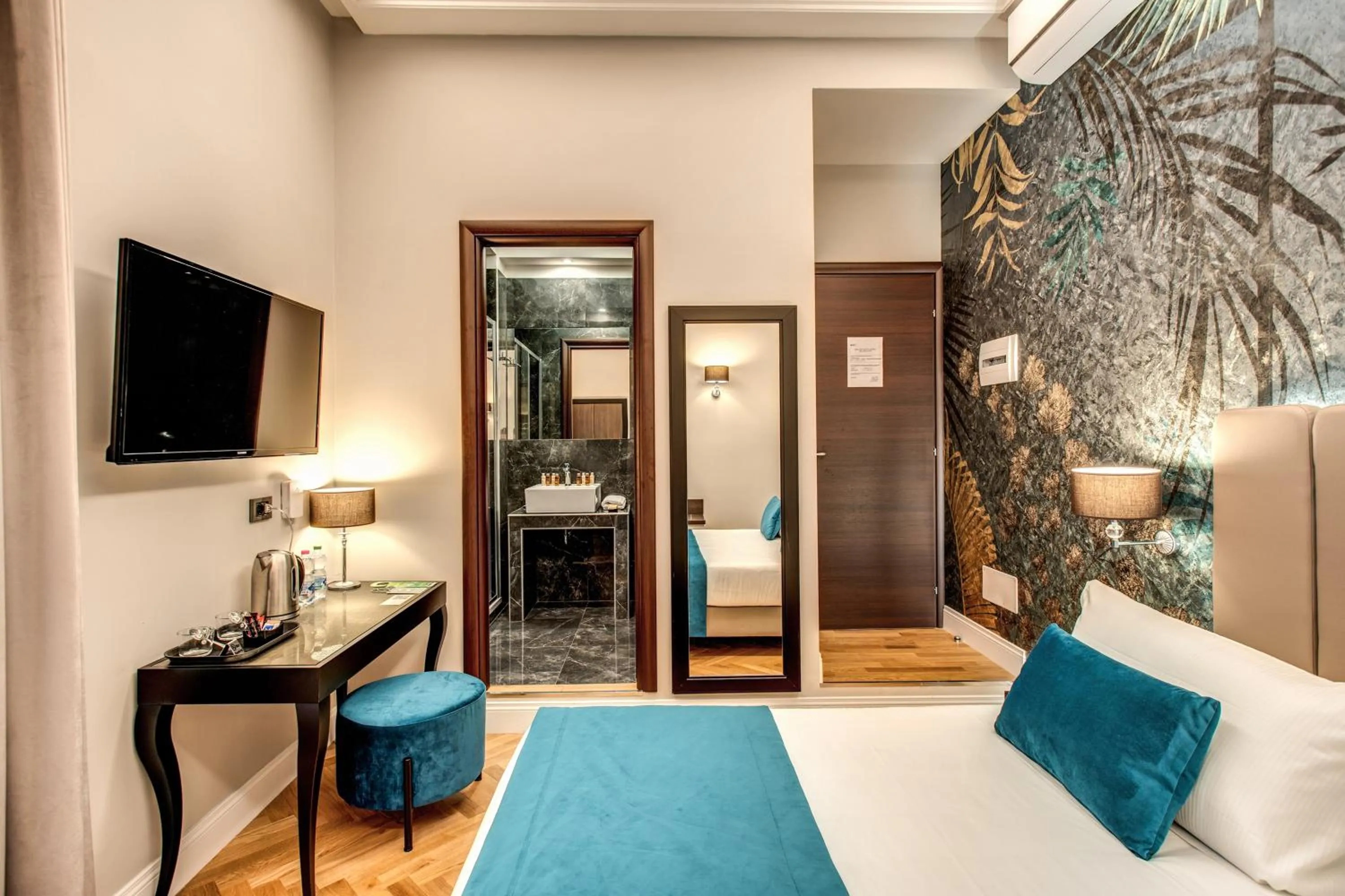 Photo of the whole room, Bed in Relais De La Poste