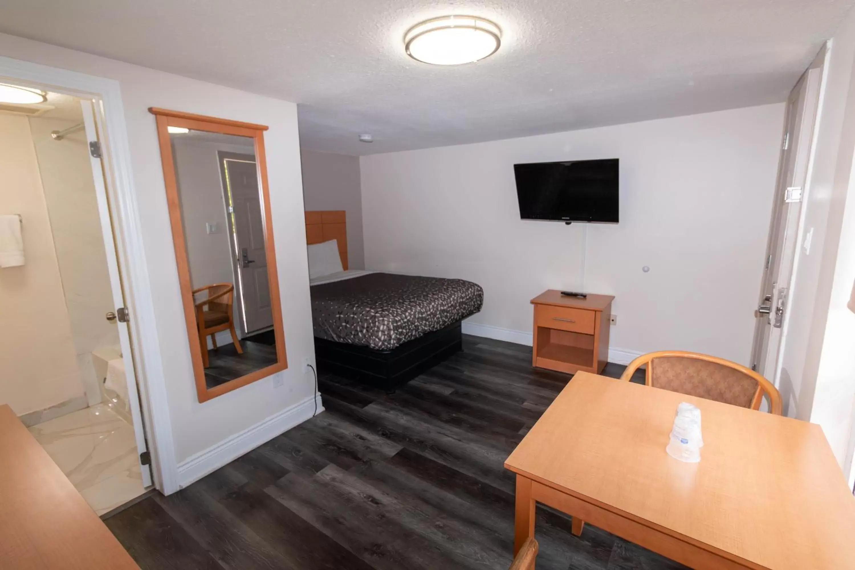 TV/Entertainment Center in Borden Inn and Suites