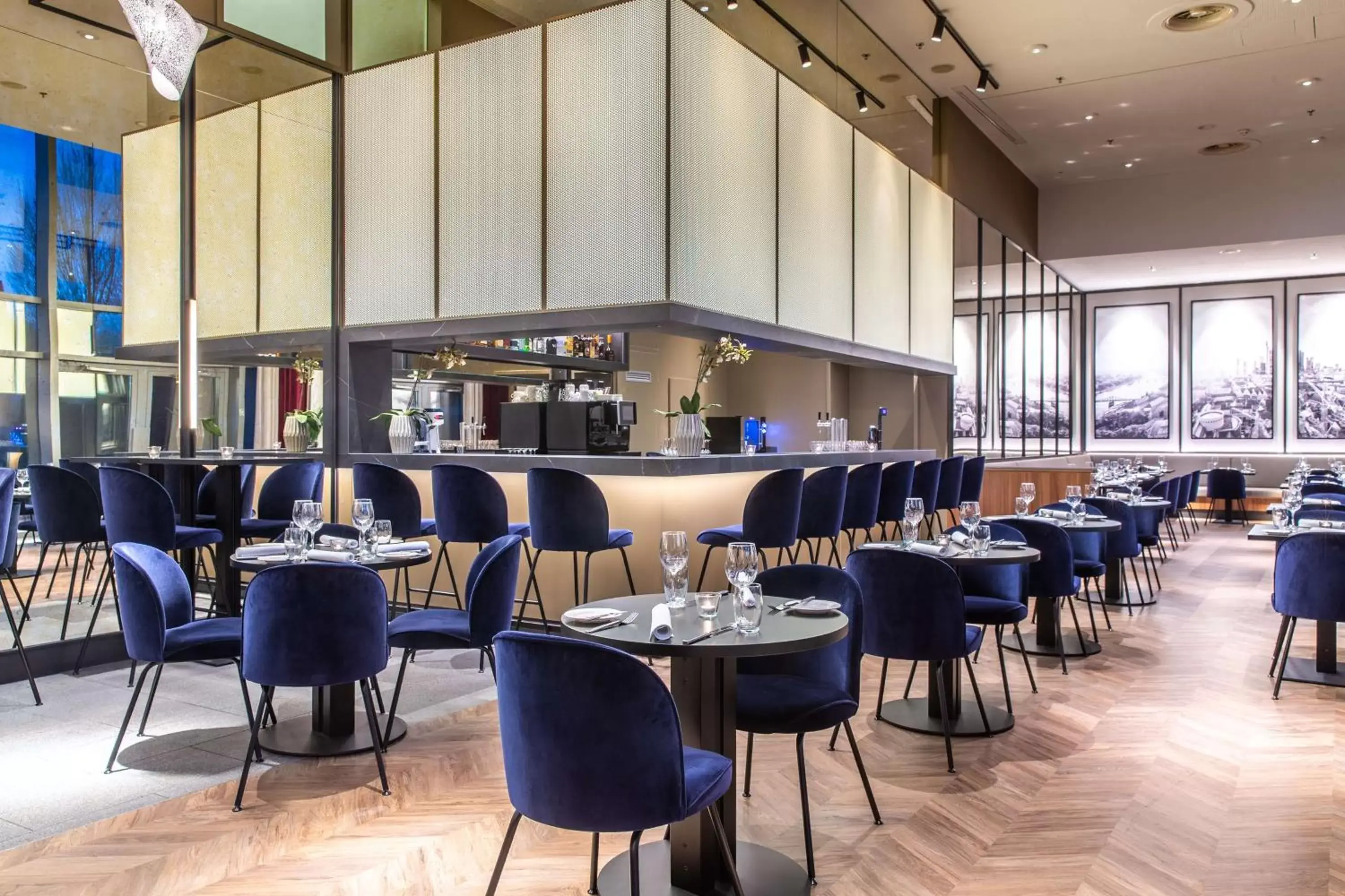 Lounge or bar, Restaurant/Places to Eat in Radisson Blu Hotel Frankfurt