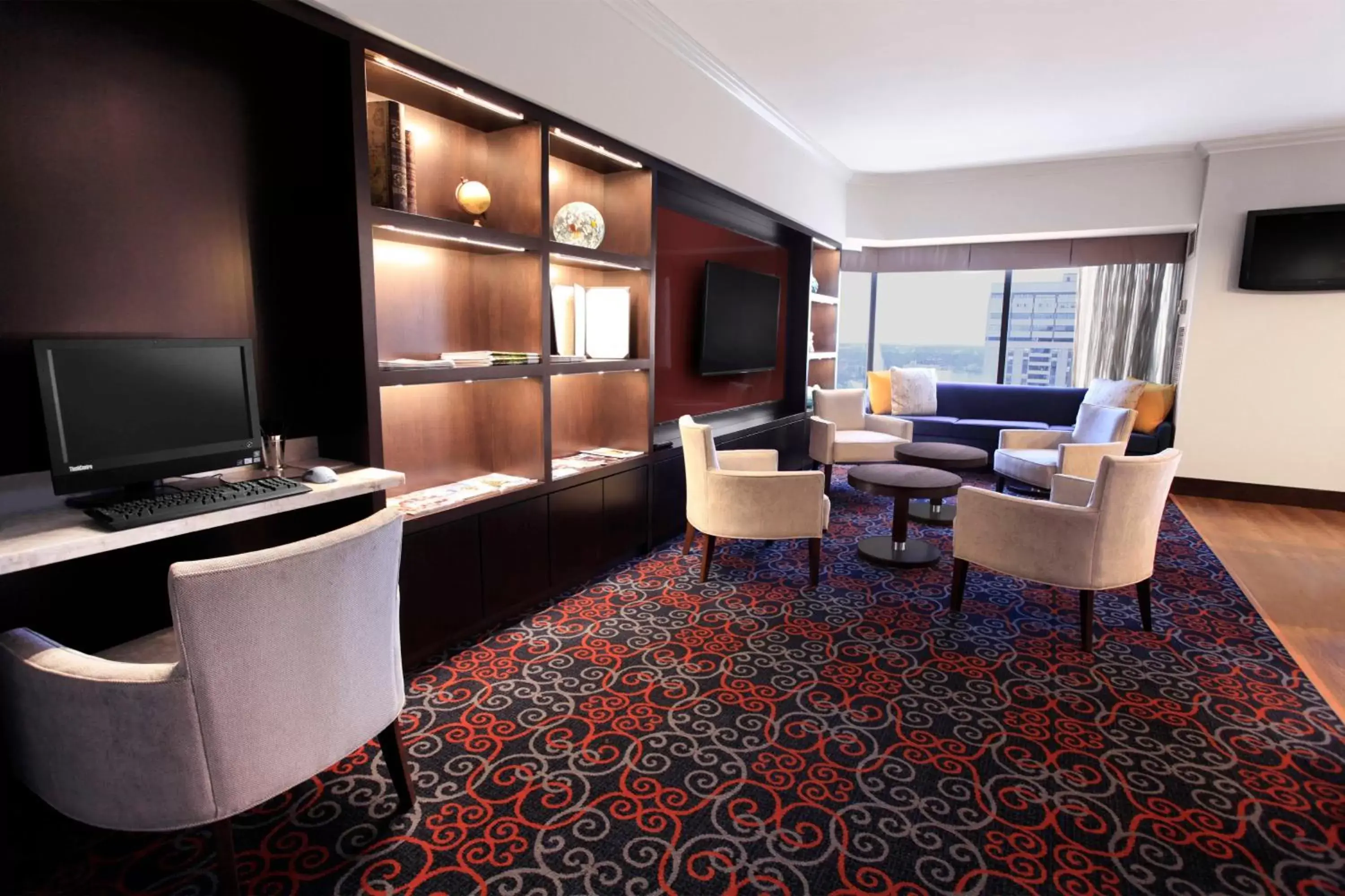 Lounge or bar, TV/Entertainment Center in Delta Hotels by Marriott London Armouries