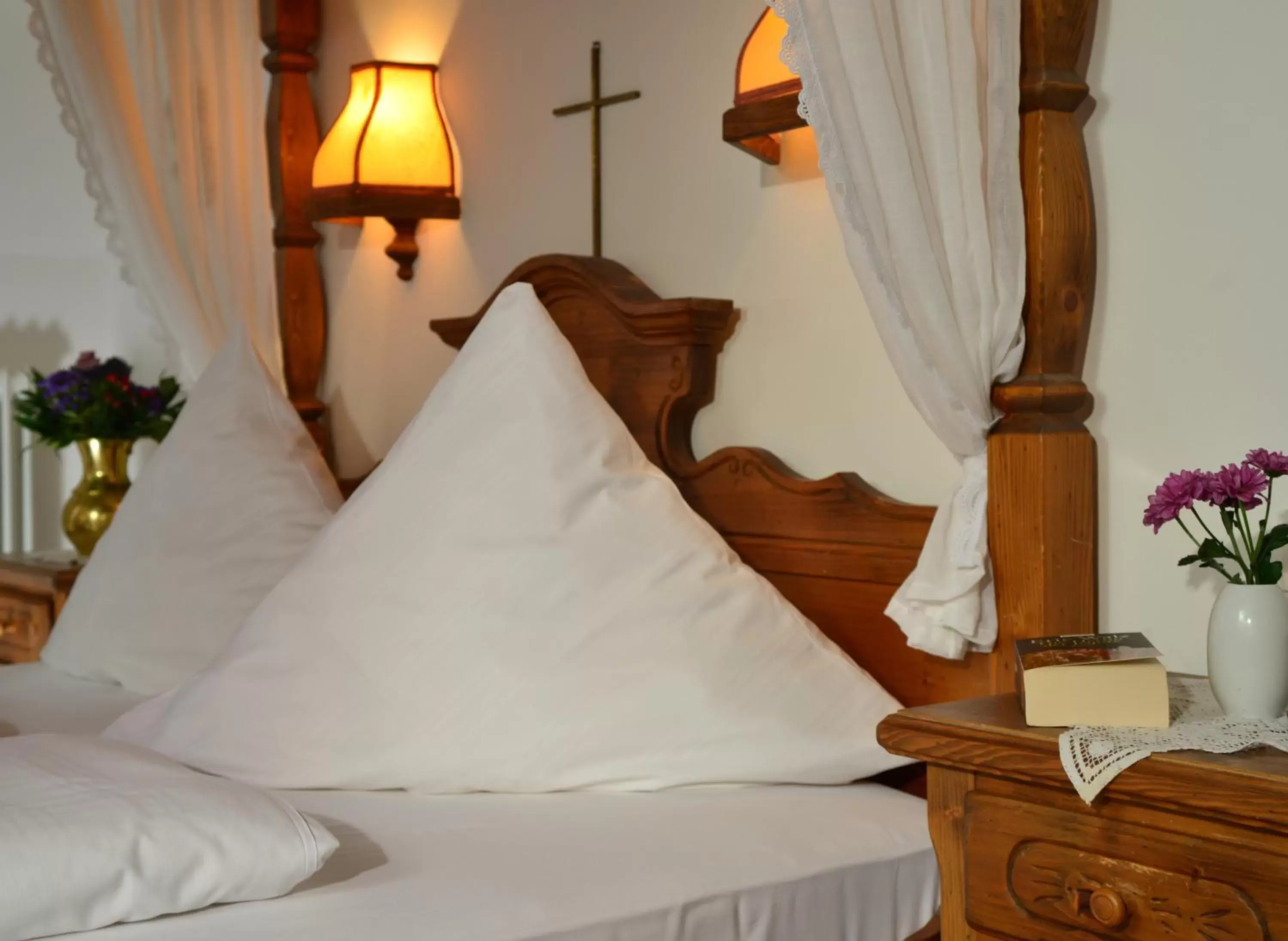 Bed in Romantica Hotel Blauer Hecht