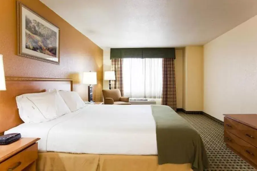 Photo of the whole room, Bed in Holiday Inn Express Hotel & Suites Hesperia, an IHG Hotel