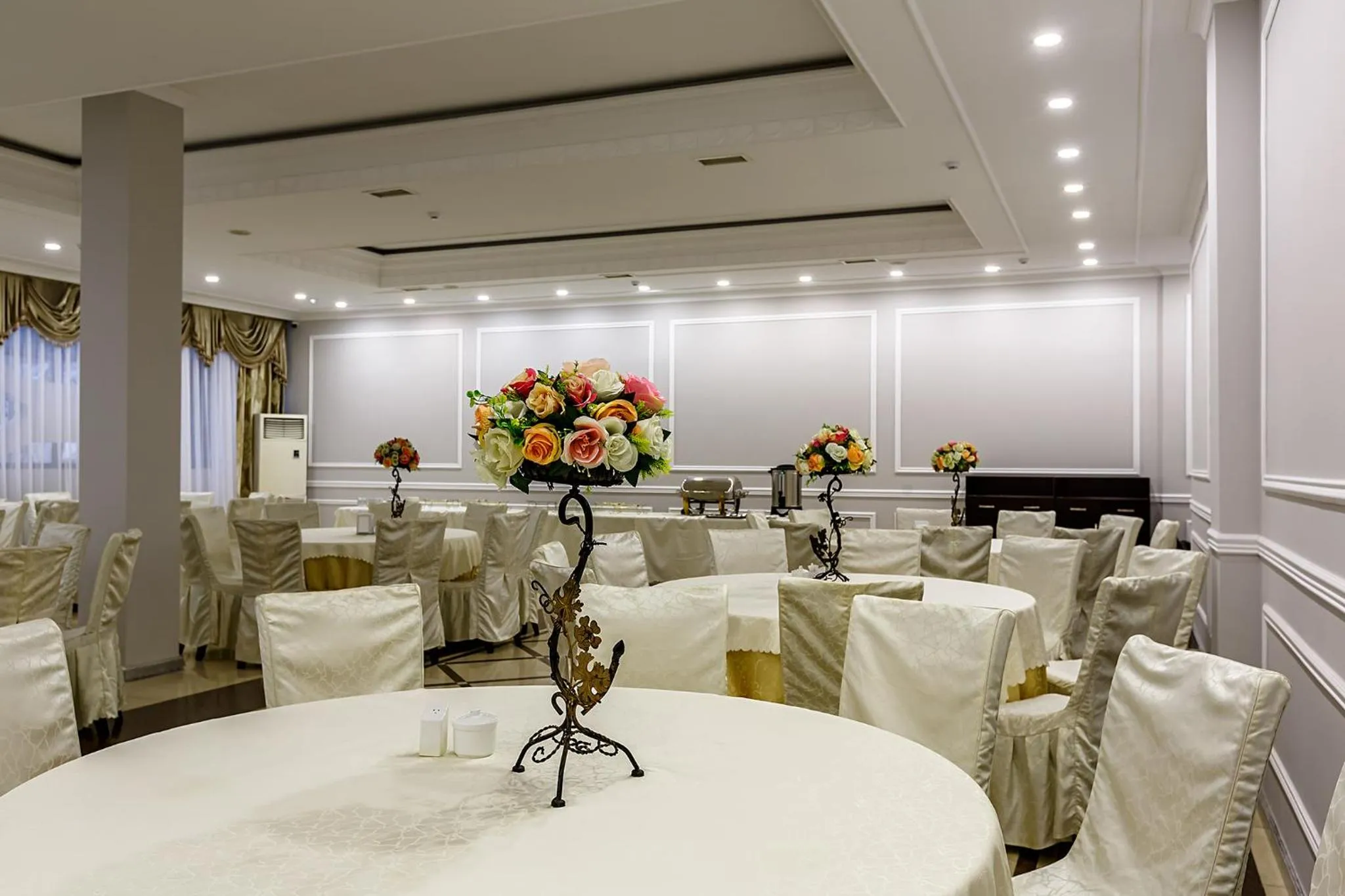 Restaurant/places to eat in Renion Hotel