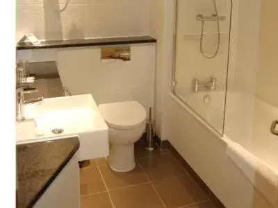Bathroom in Kings Court Hotel