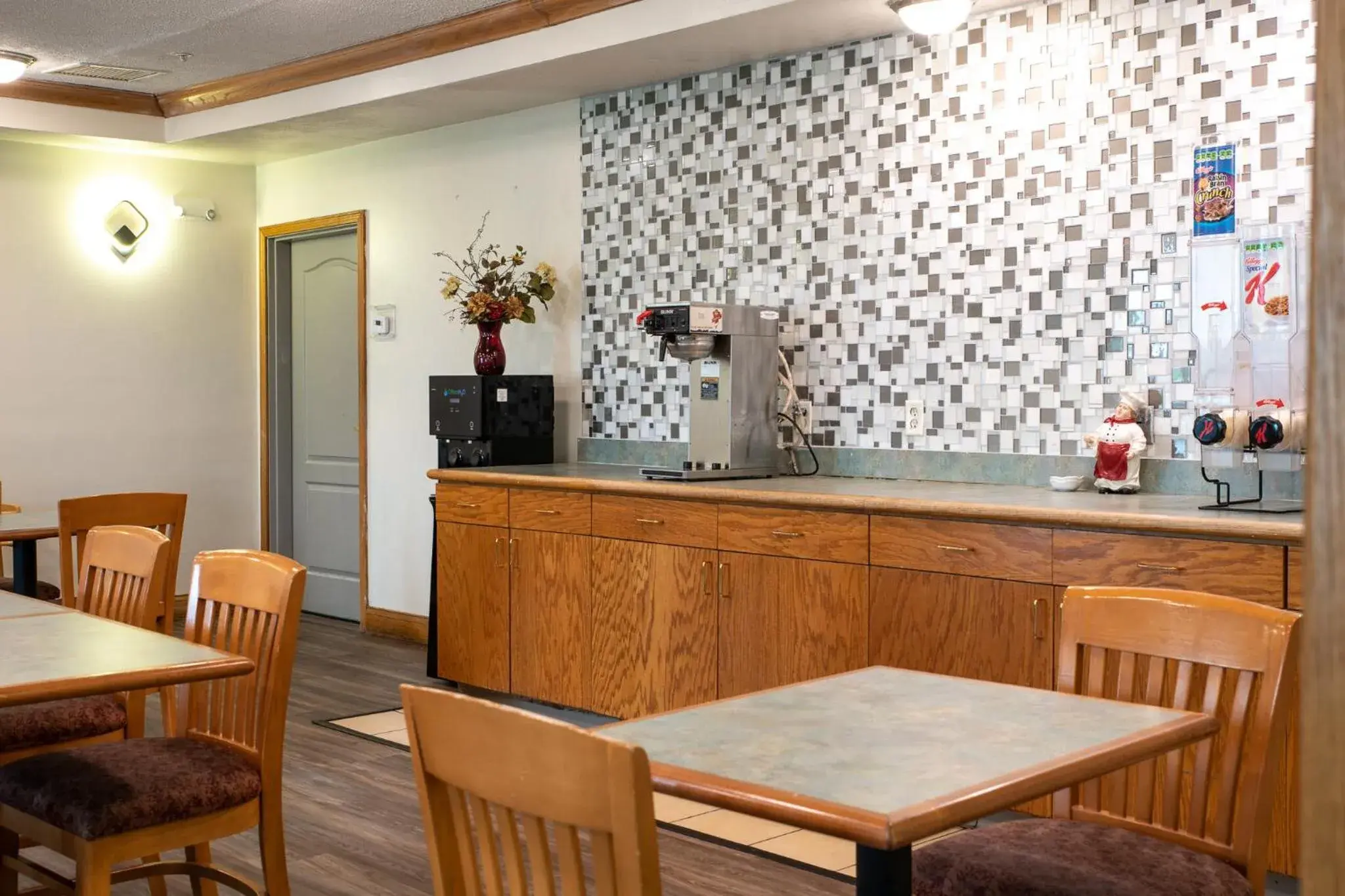 Dining area in BlissPoint Inn & Suites Marion