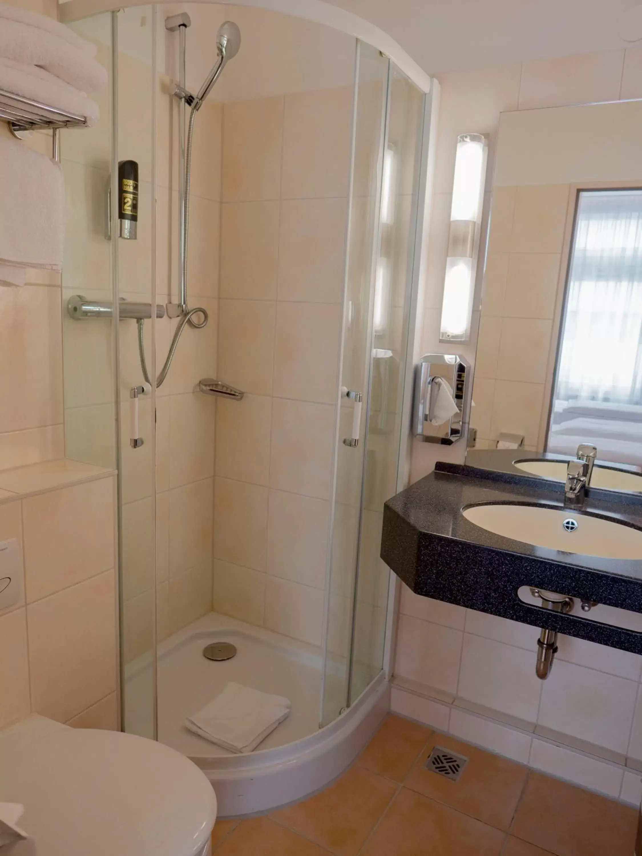 Bathroom in Hotel Lumen am Hauptbahnhof Bathroom in Hotel Lumen am Hauptbahnhof