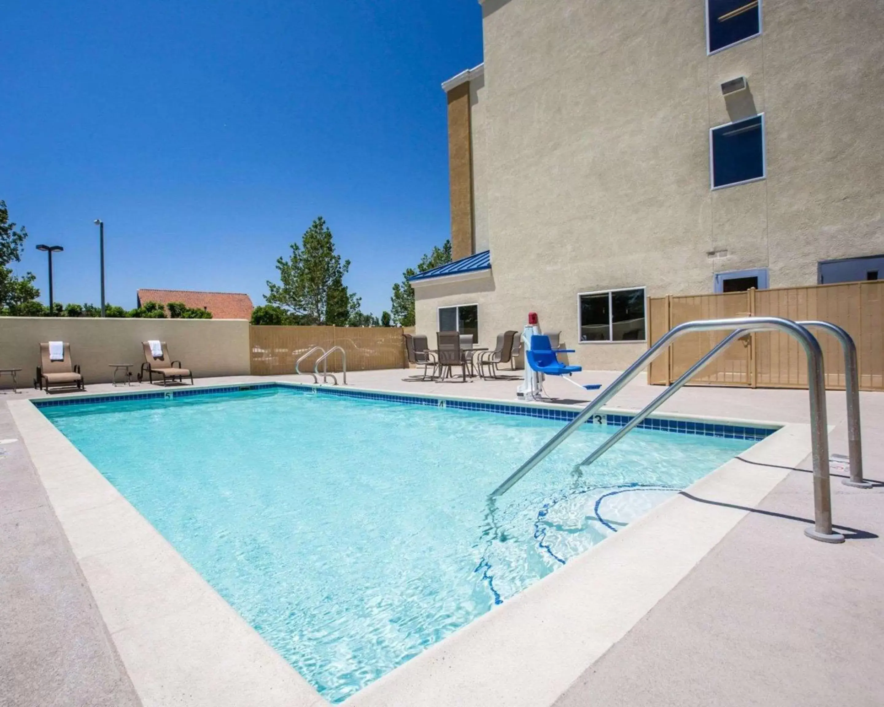 On site, Swimming Pool in Comfort Suites Victorville-Hesperia