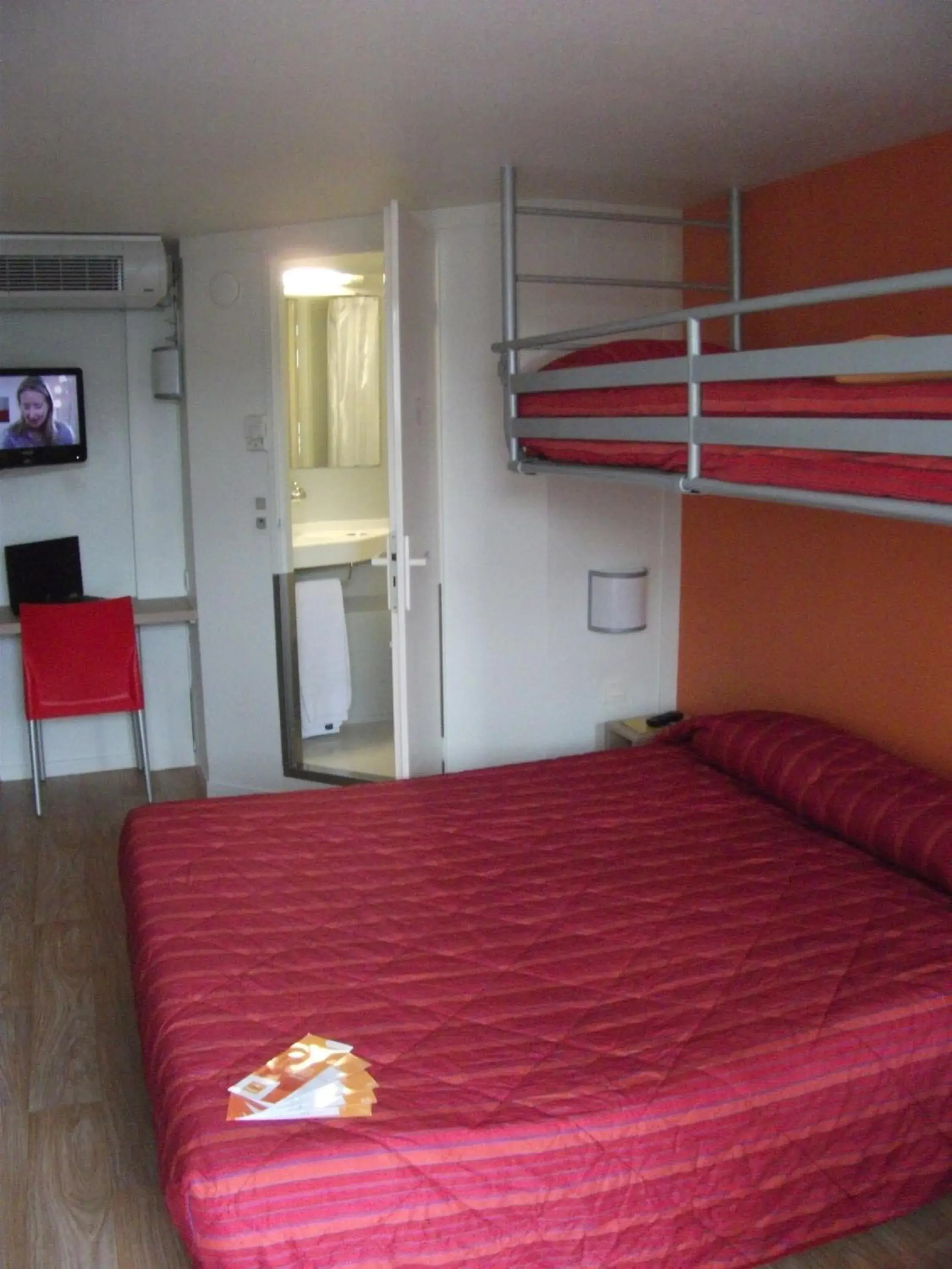 Bed, Bunk Bed in Premiere Classe Bayonne