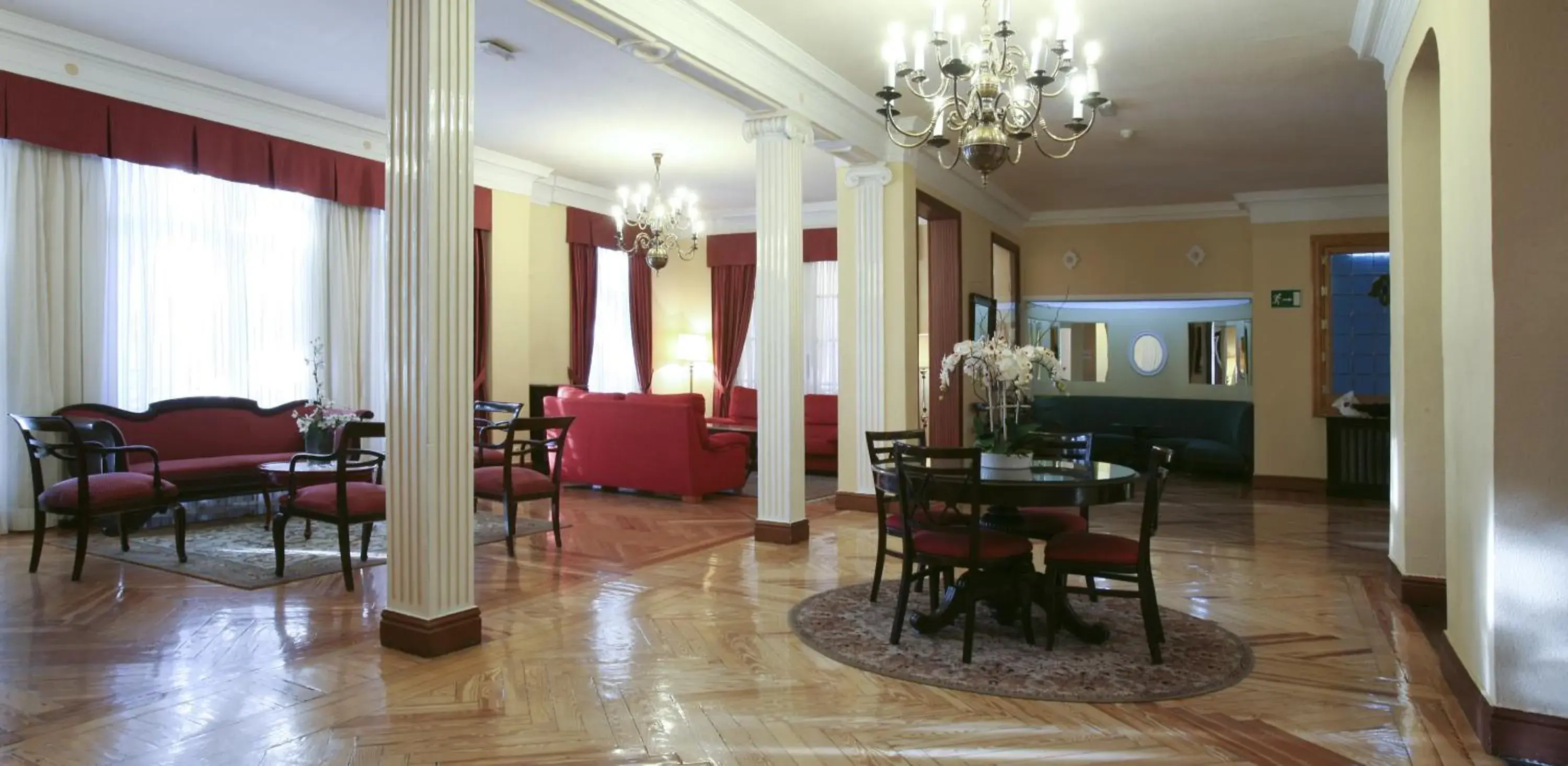Communal lounge/ TV room, Lounge/Bar in Hotel Mediodia