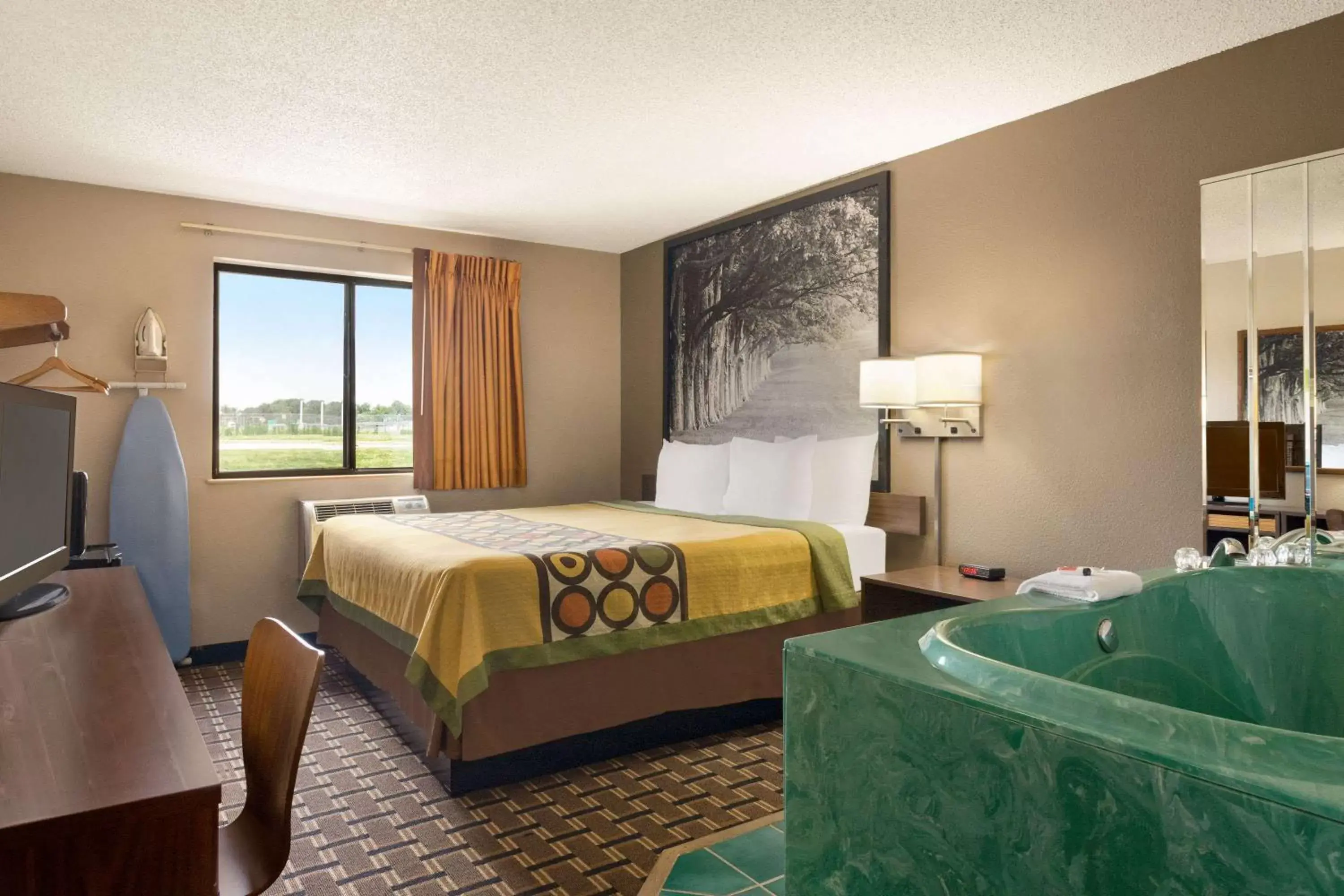 Photo of the whole room, Bed in Super 8 by Wyndham Mayfield Photo of the whole room, Bed in Super 8 by Wyndham Mayfield