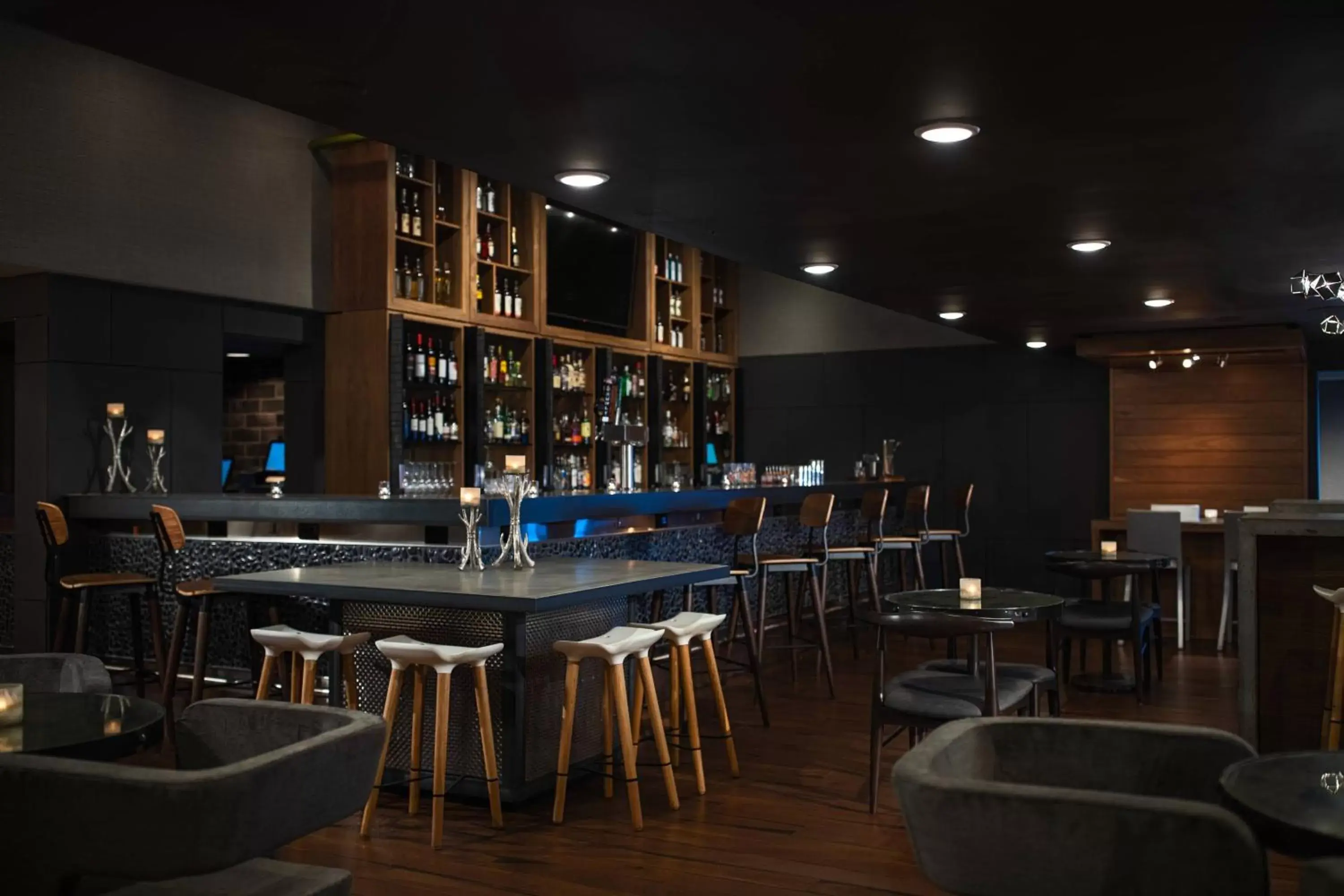 Restaurant/places to eat, Lounge/Bar in Renaissance Minneapolis Bloomington Hotel
