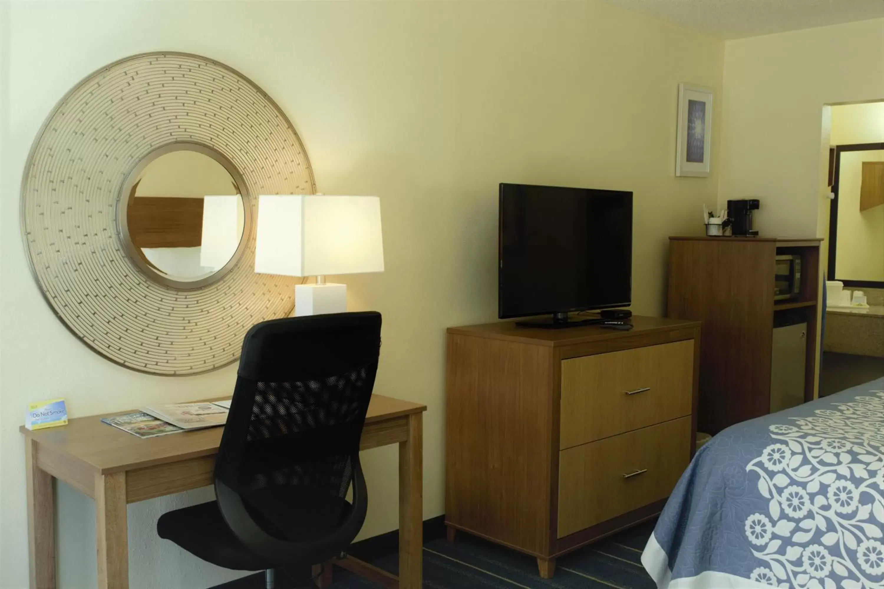 TV and multimedia, TV/Entertainment Center in Days Inn by Wyndham Newark Wilmington