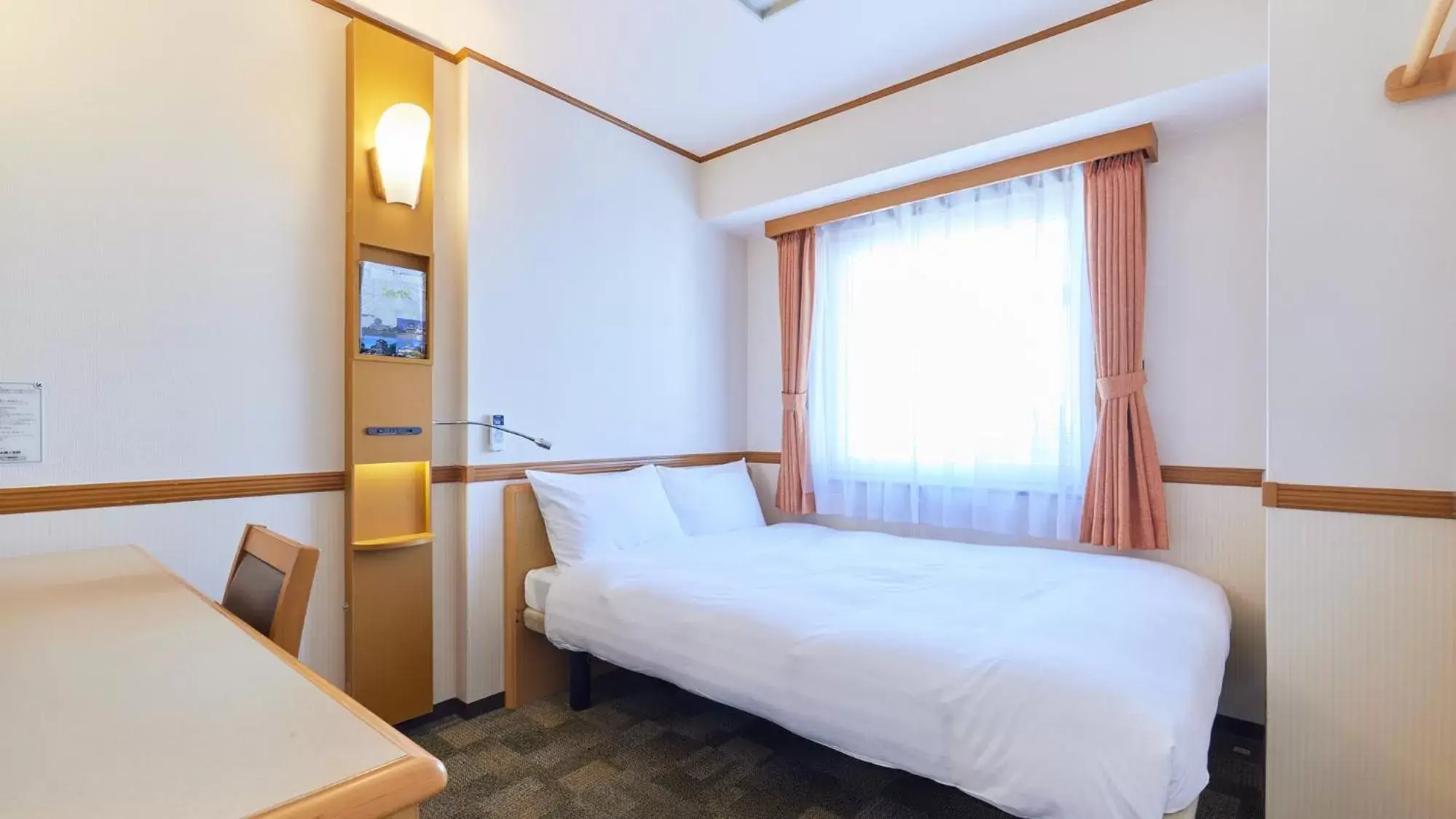 Bedroom, Bed in Toyoko Inn Kakegawa eki Shinkansen Minami guchi