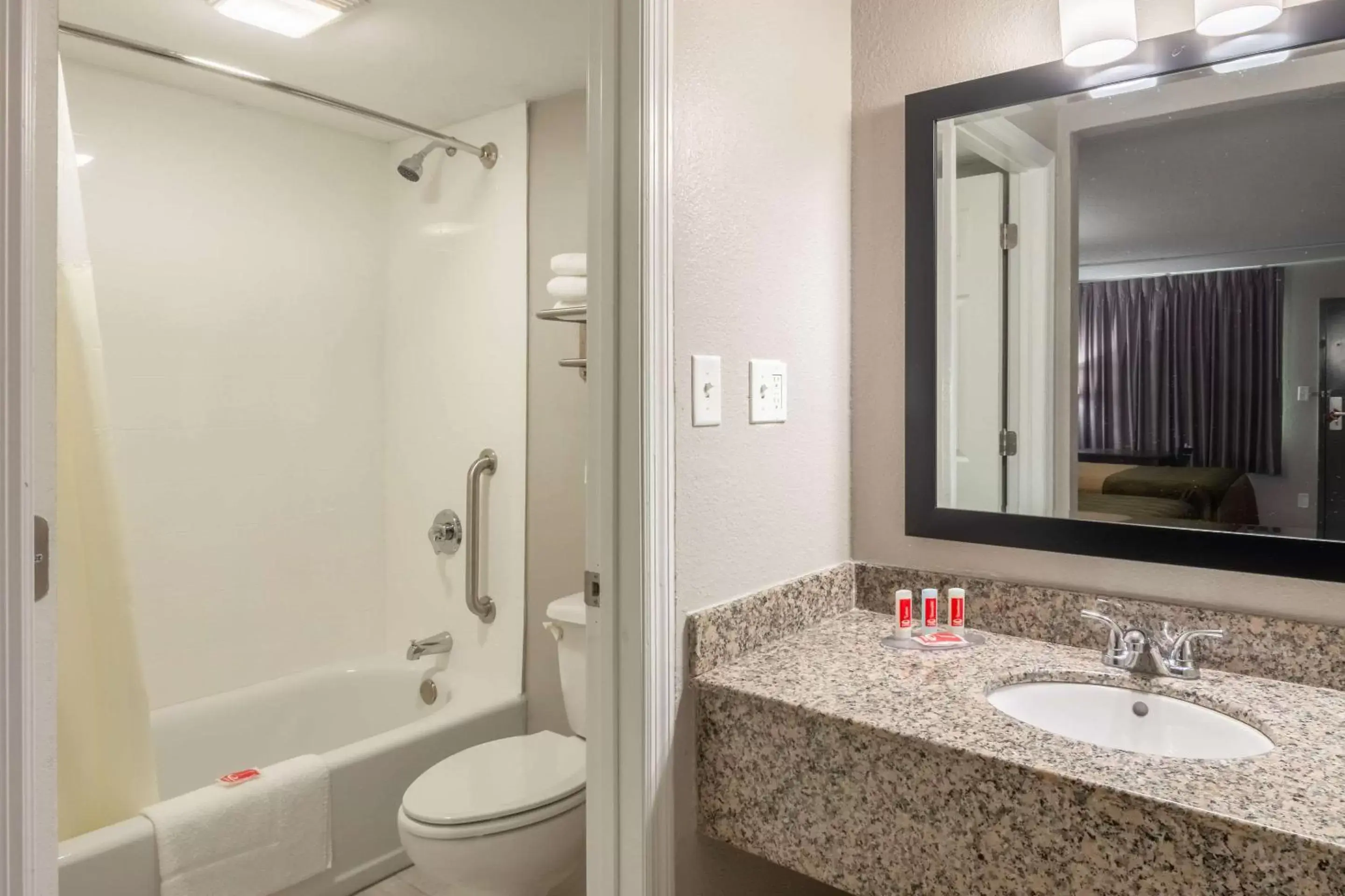Photo of the whole room, Bathroom in Econo Lodge East Ridge - Chattanooga