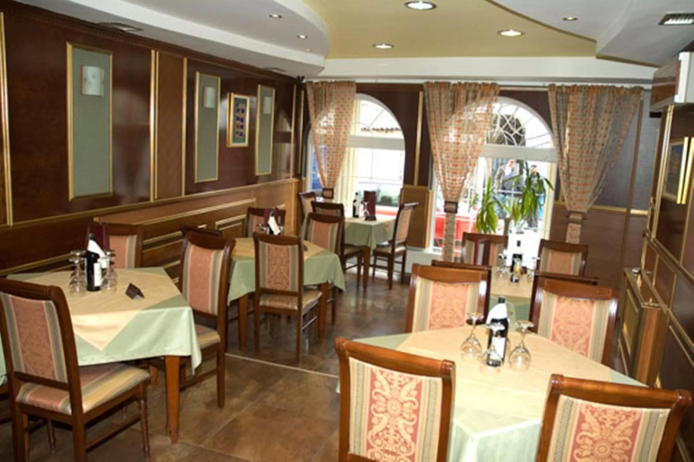 Restaurant/places to eat in Hotel Begolli