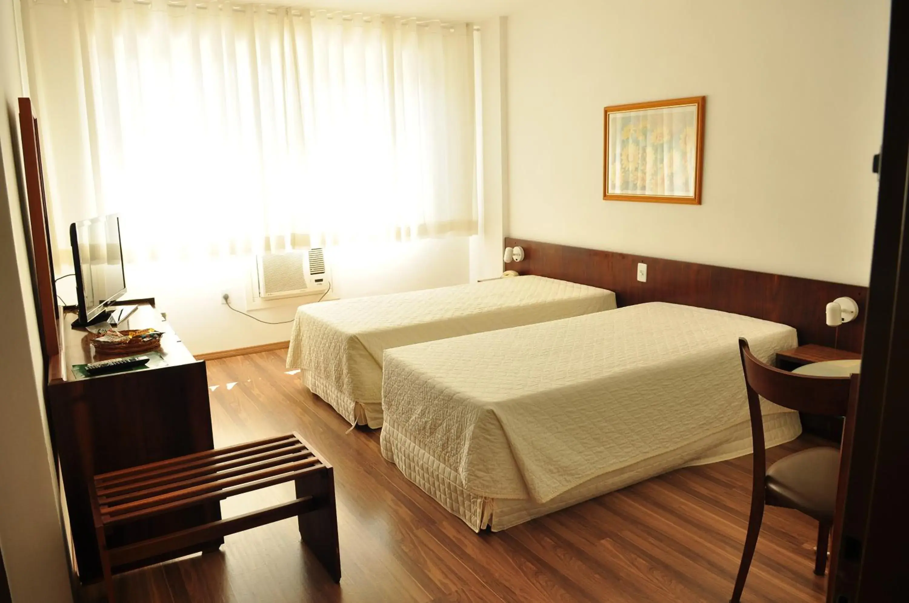 Photo of the whole room, Bed in Canoas Parque Hotel